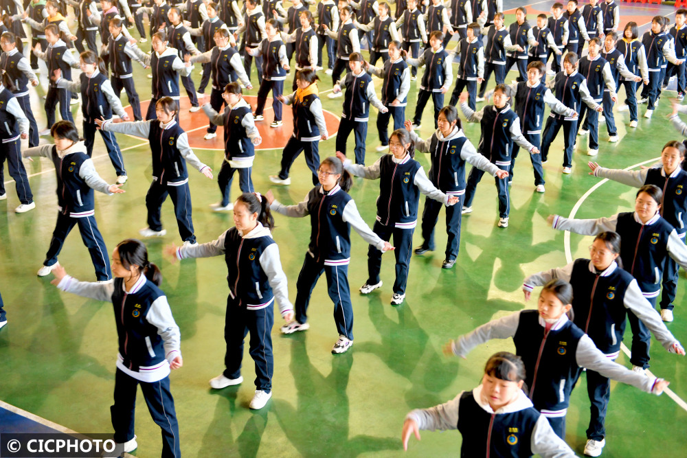 2021年11月9日,浙江省台州市路桥区金清镇实验中学的学生在课后叫行