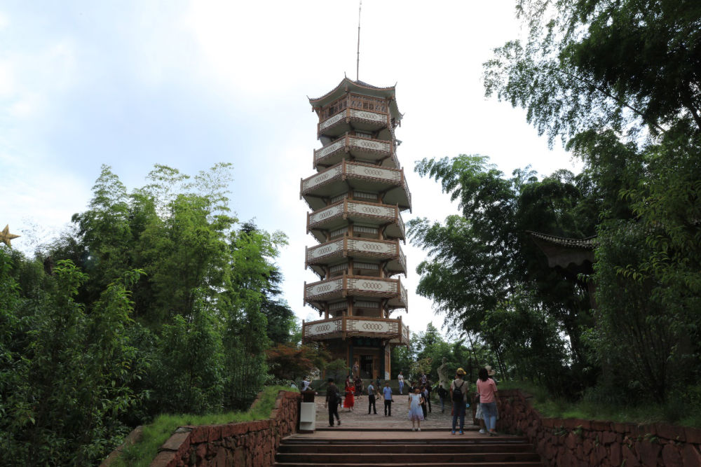 游客在观海楼游览青云长廊看丘海景观游客划竹筏,在水上观赏竹海游客