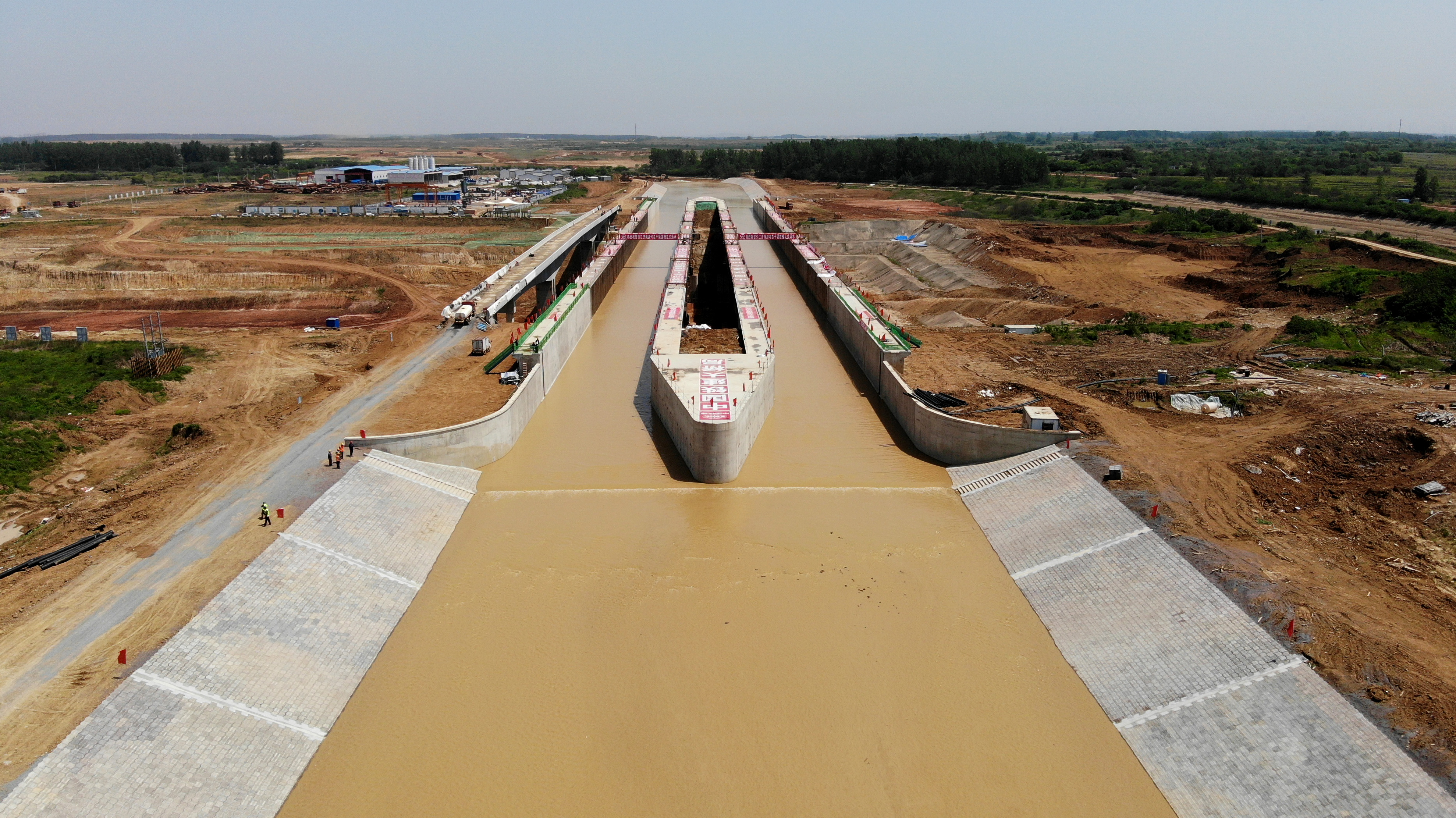 (5月1日,通水后的引江济淮淠河总干渠渡槽.
