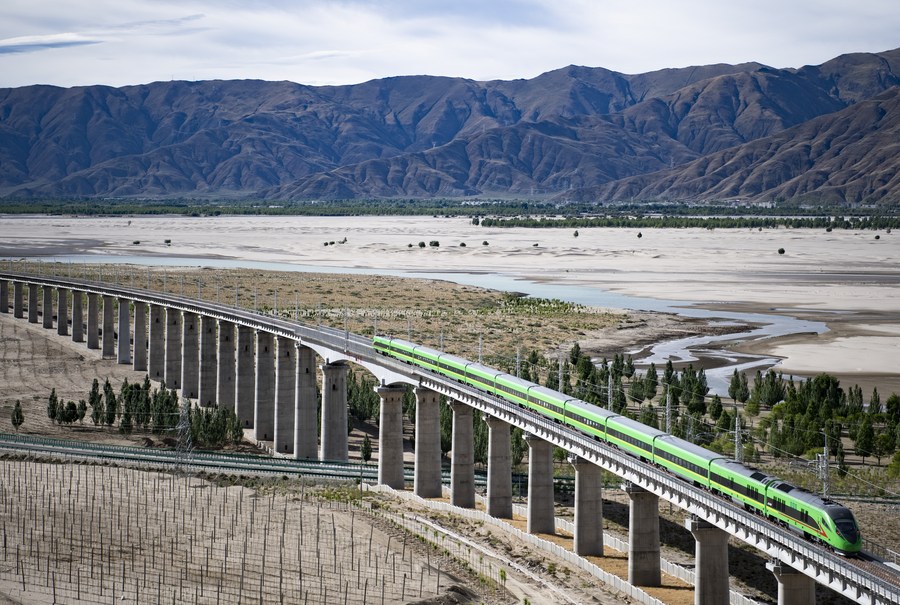 又一条神奇的天路西藏首条电气化铁路正式开通运营
