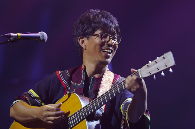 莫西子诗(左)与来自凉山彝族自治州的非遗传承人(前右)在音乐会上