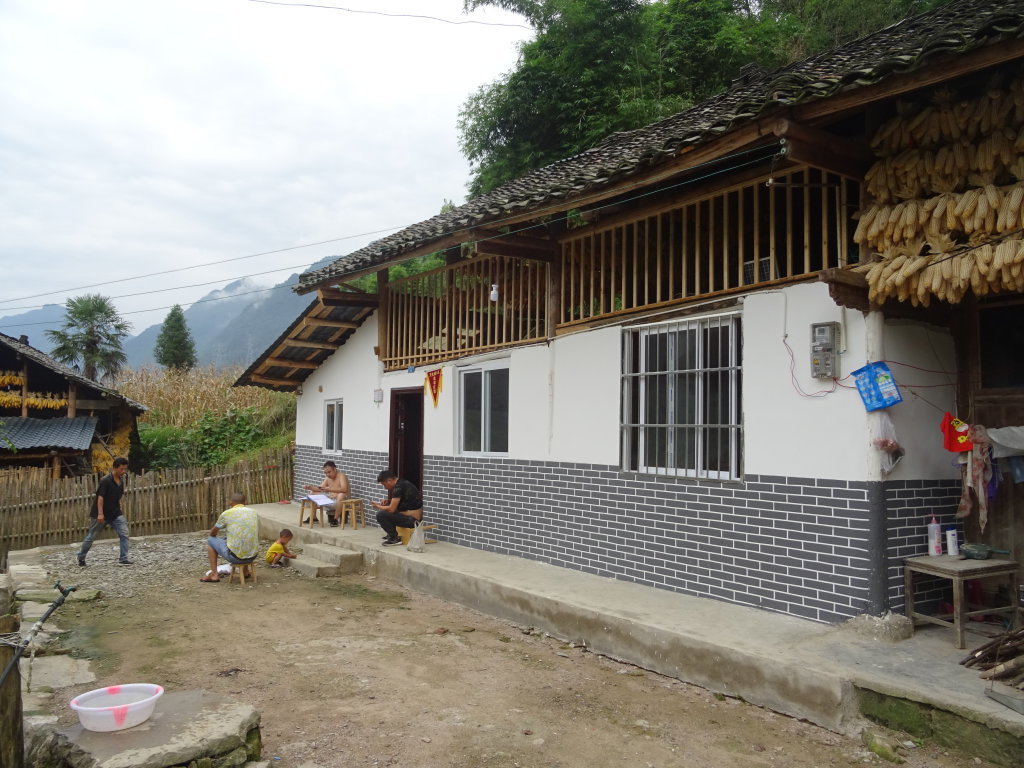 让忧居变优居截至目前四川共实施农村危房改造947万户