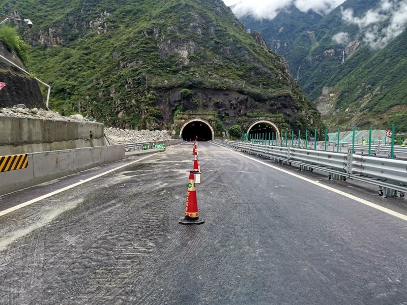 都汶高速恢复通行 注意汶川往成都方向部分车道变窄 - 封面新闻