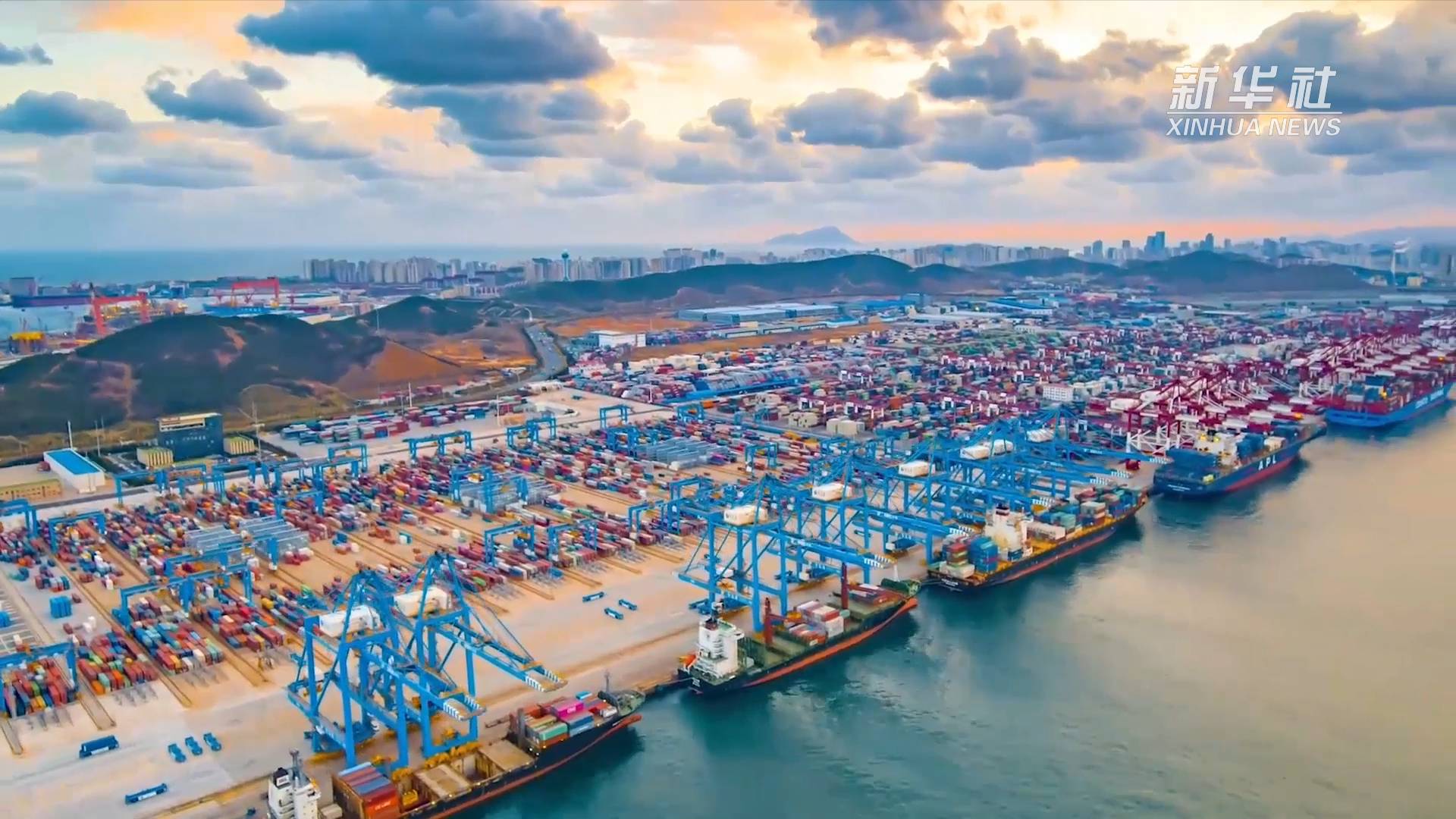 山东港口青岛港自动化无人码头玩转黑科技
