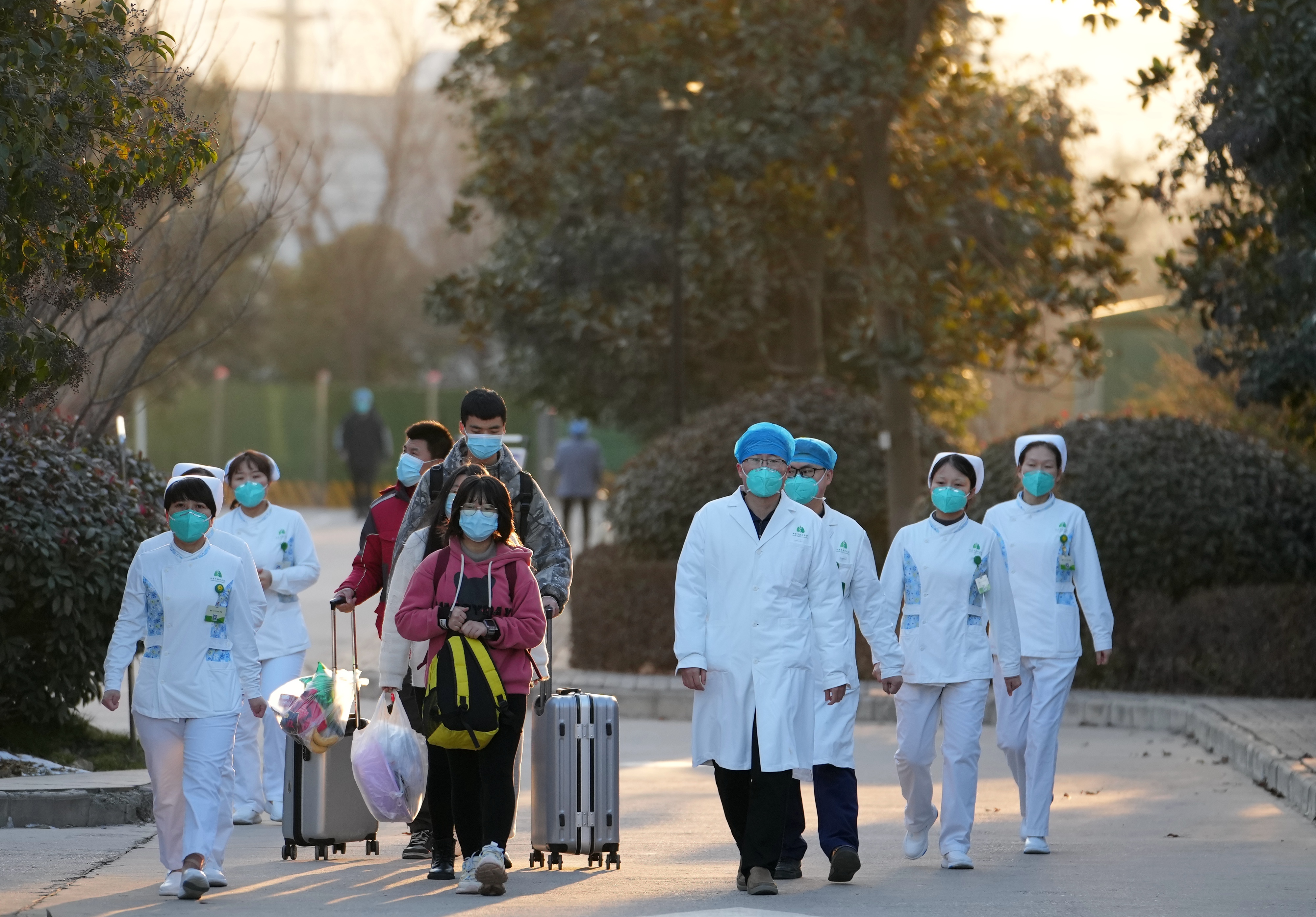 新华全媒 |陕西本轮疫情首批4例新冠肺炎确诊患者出院