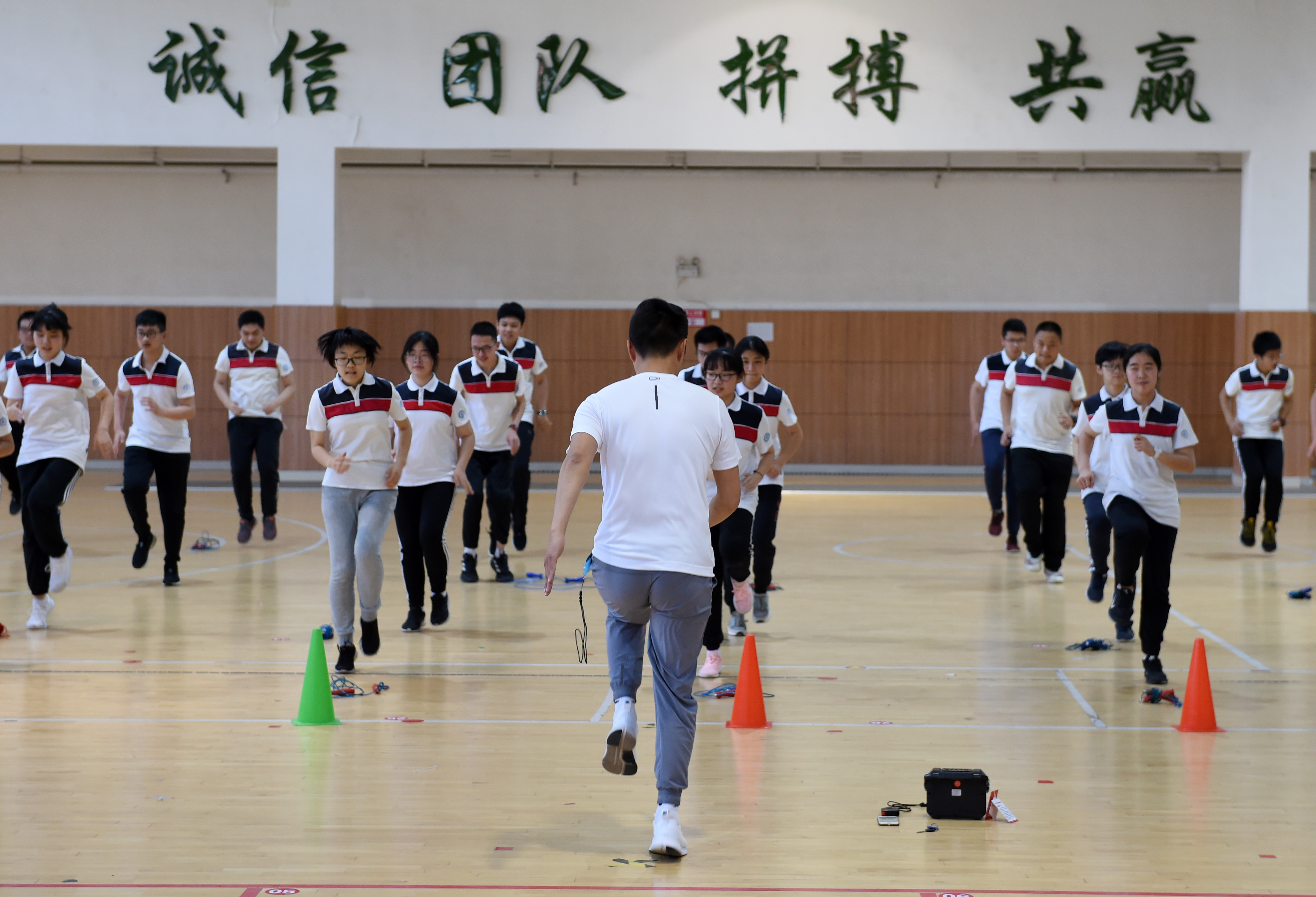 初中体育趣味游戏大全图片(初中体育趣味游戏大全图片教学)