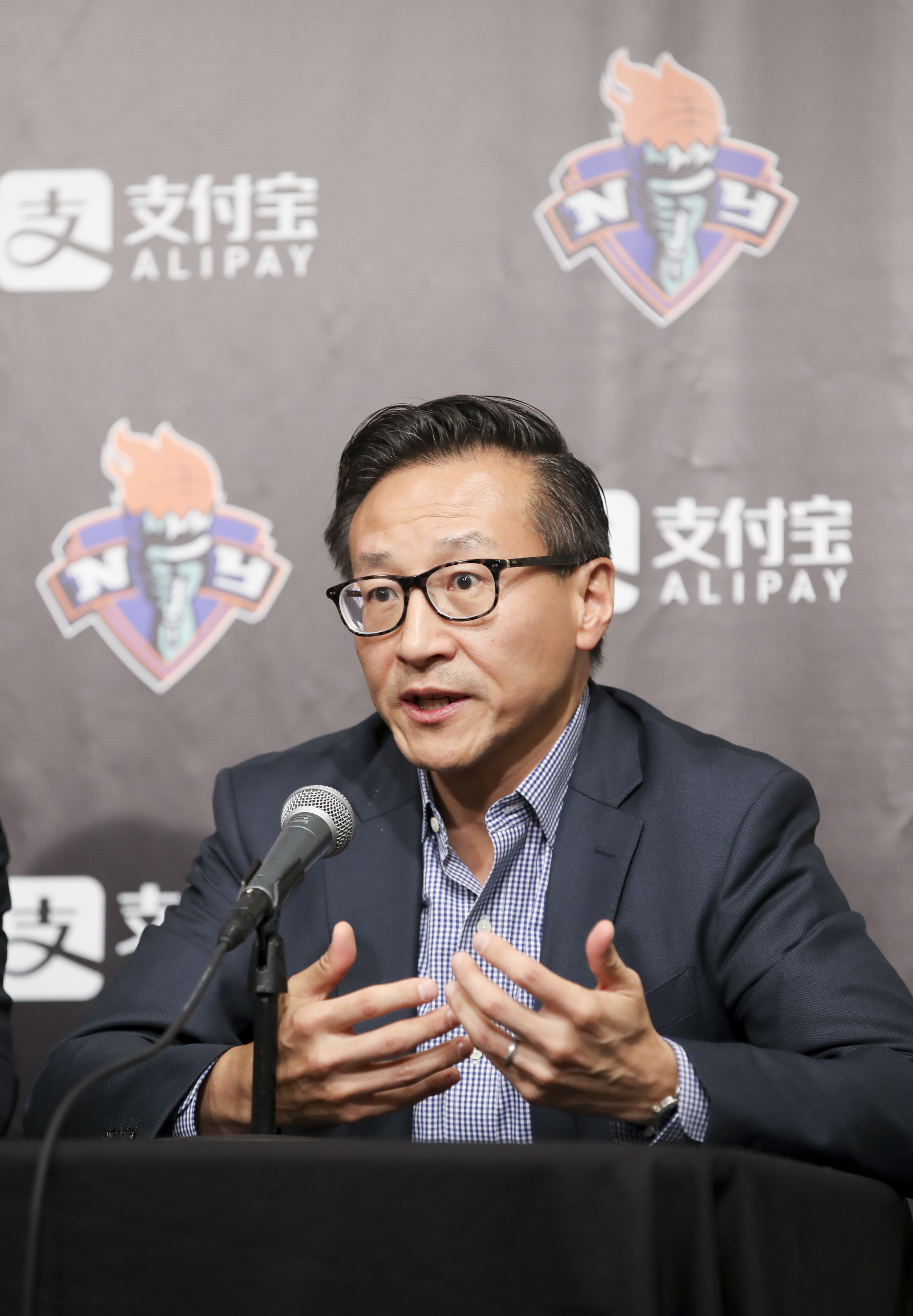 特写两把摆上鲜花的座椅蔡崇信率篮网队追忆科比