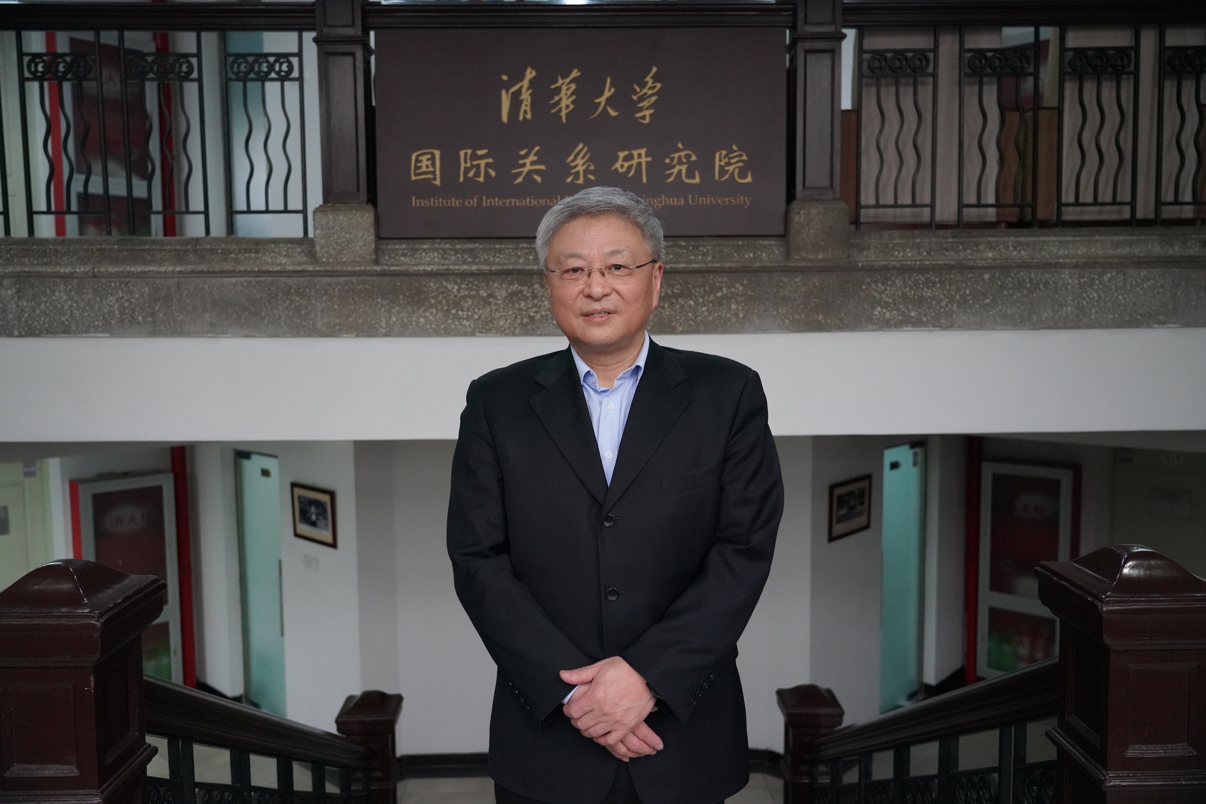 阎学通的学位证书 封面新闻