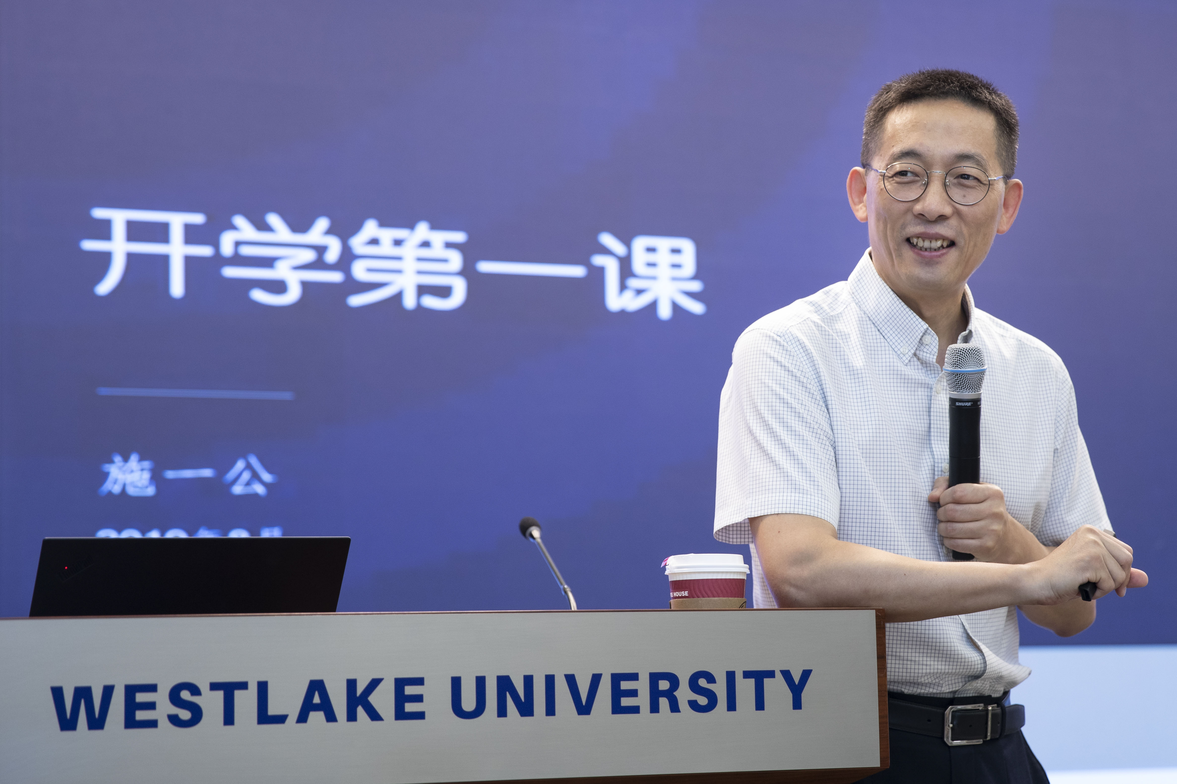 比起"院士""校长",施一公最喜欢学生叫他"老师".