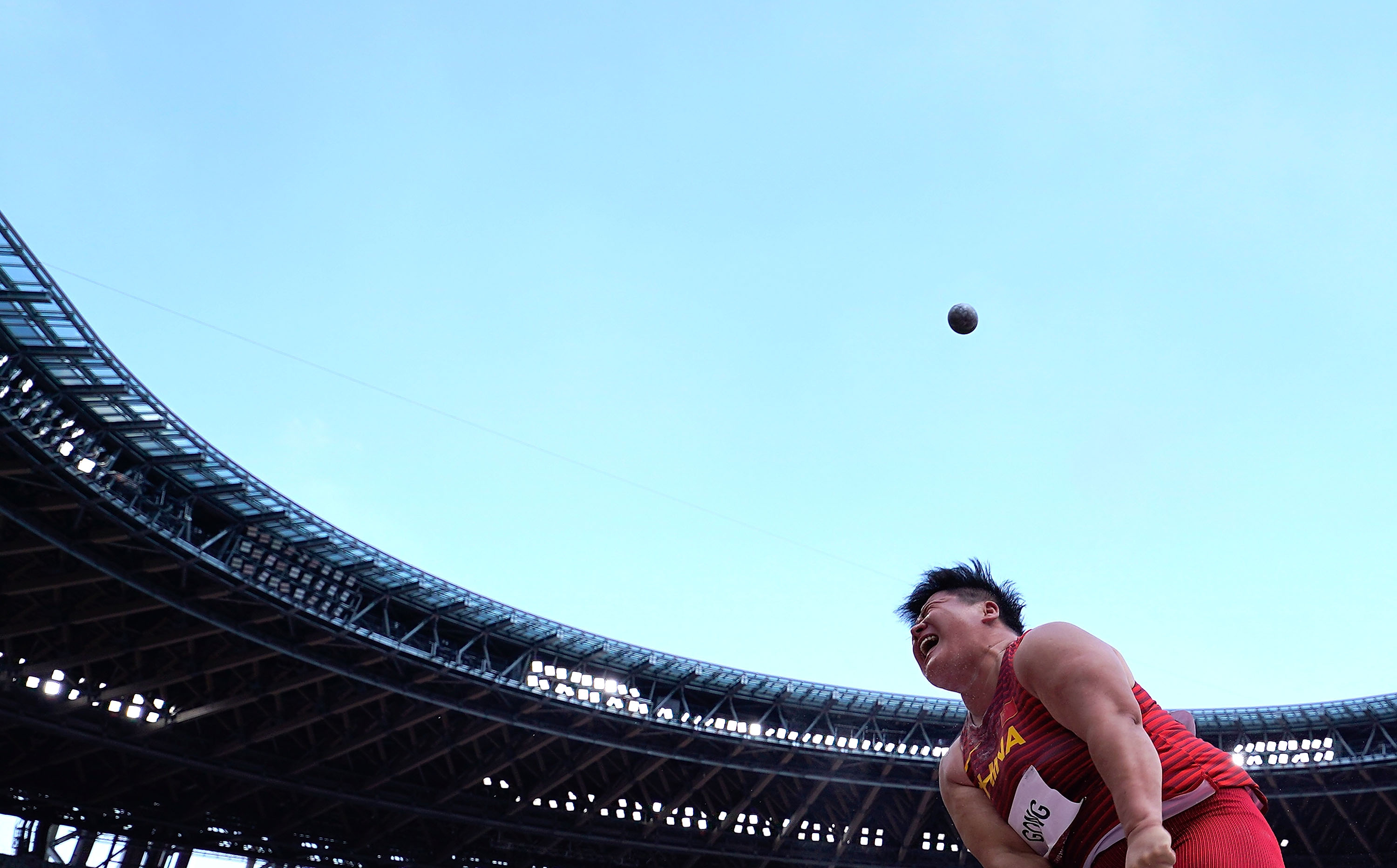 东京奥运会特写烈日下巩立姣独孤求败