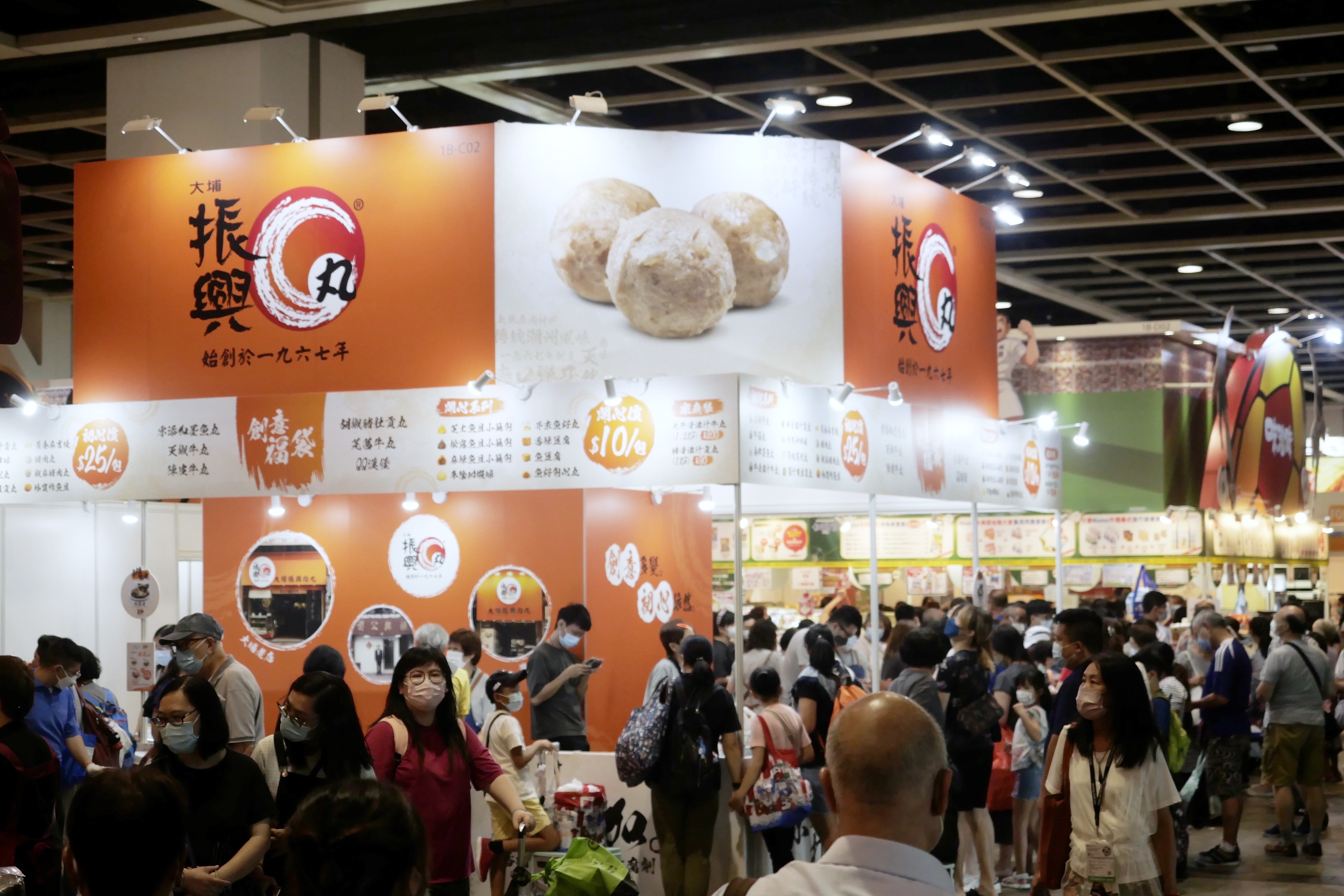 香港舉行第三十一屆美食博覽市民踴躍採購各地美食