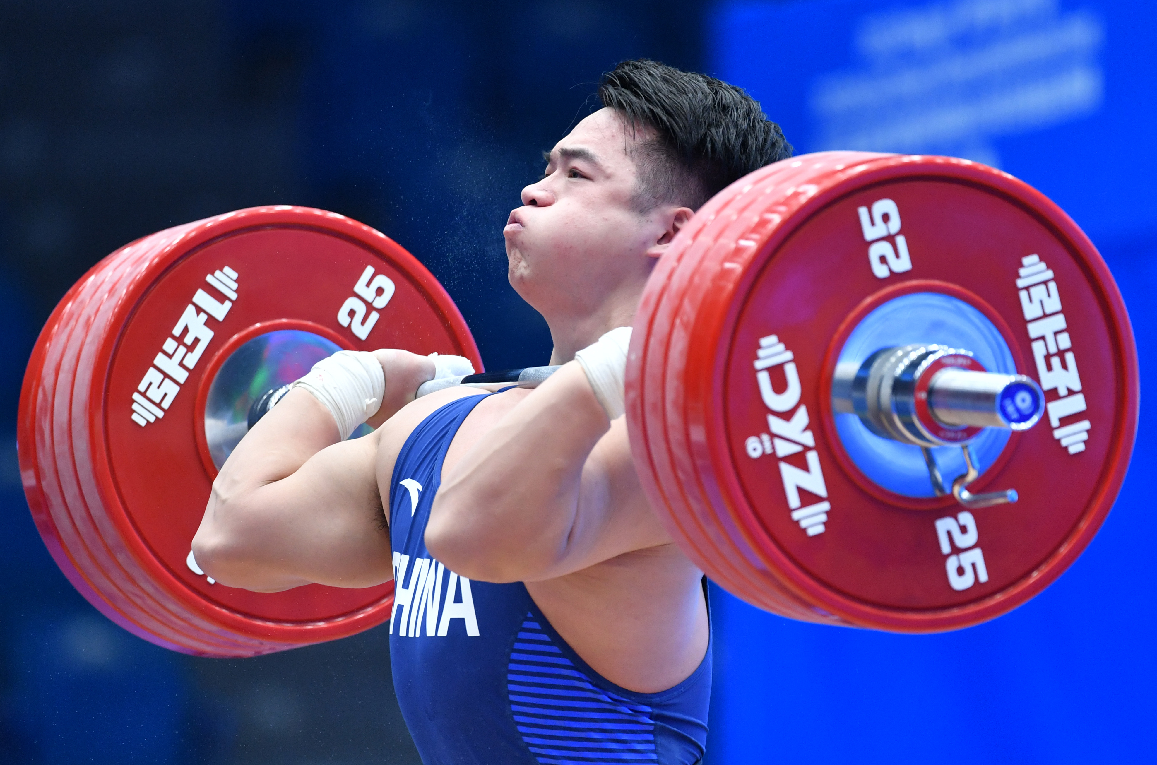 2019年12月11日,举重世界杯赛,中国选手田涛在96公斤级挺举比赛中