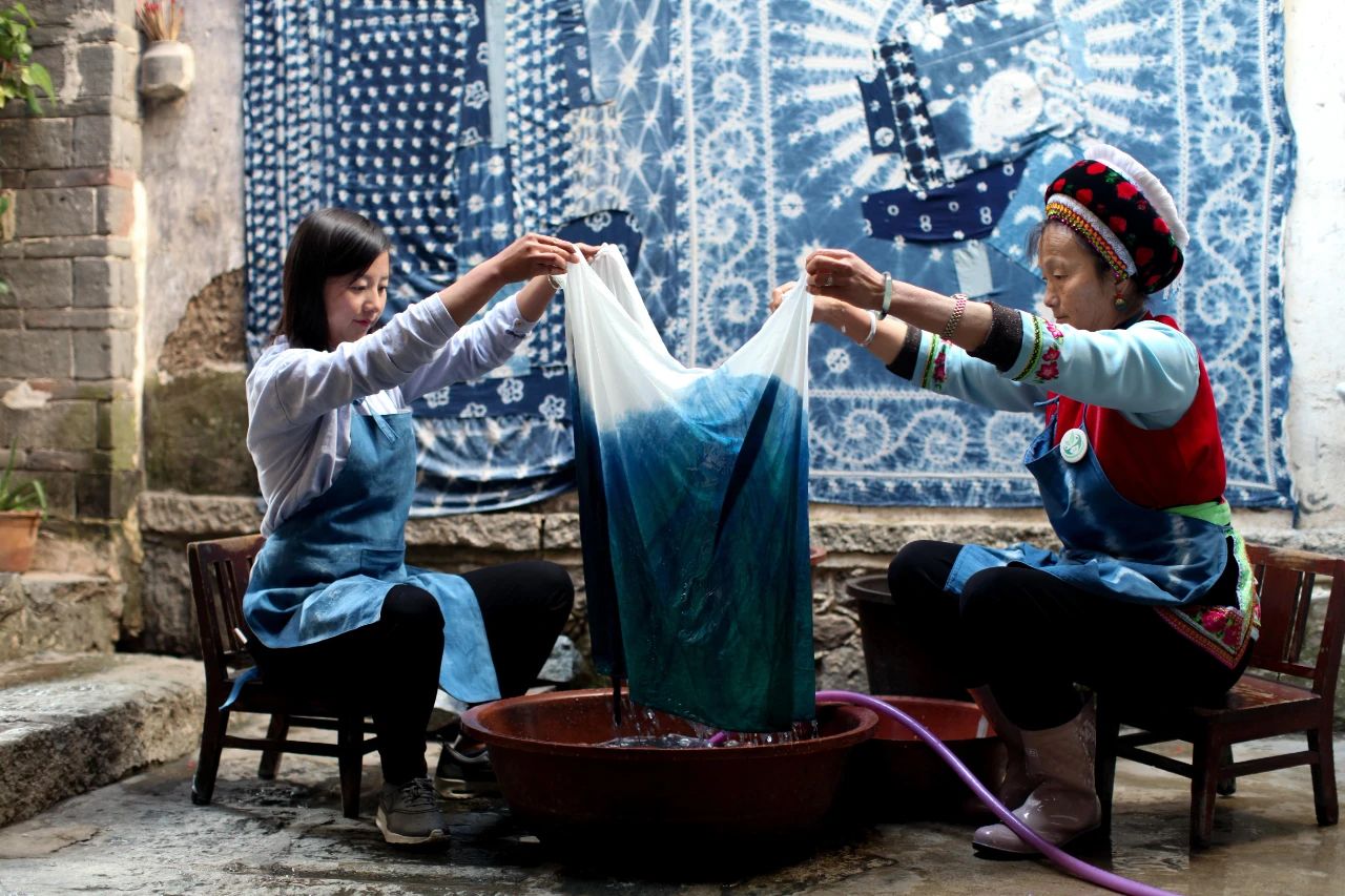 半月谈 | 扎染:蓝天白云在布面上起舞 - 封面新闻