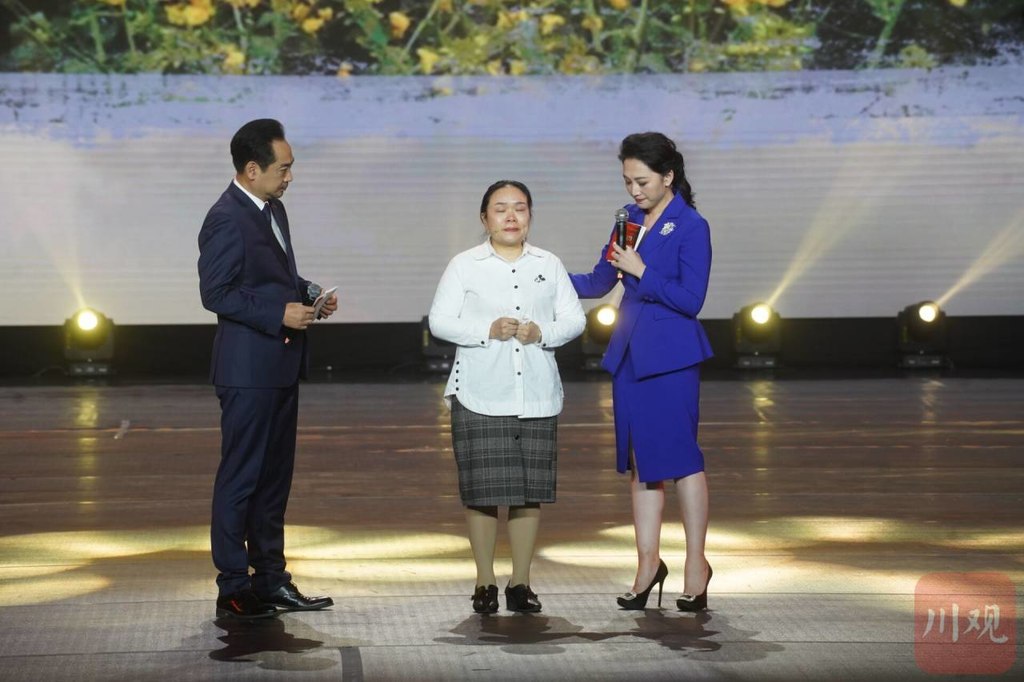 感恩有您古蔺县牺牲扶贫干部余芬的妹妹姐姐只是做了应该做的事