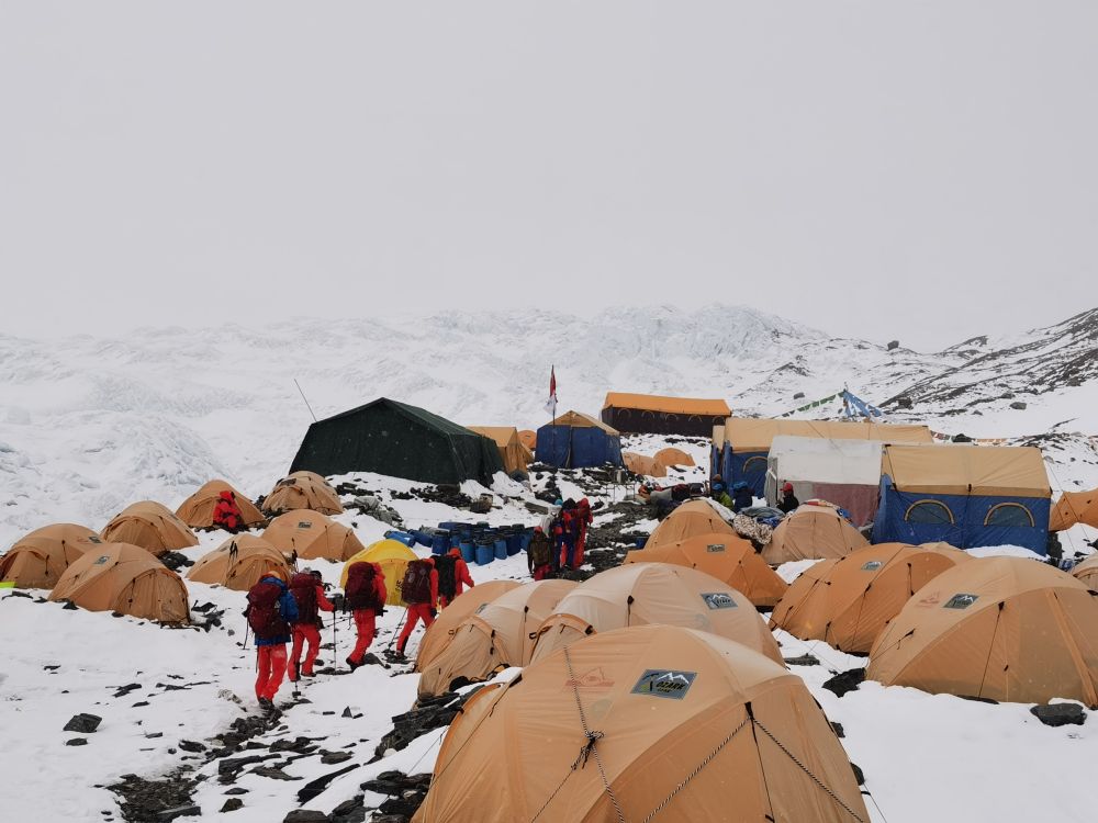5月7日,2020珠峰高程测量登山队前往前进营地.