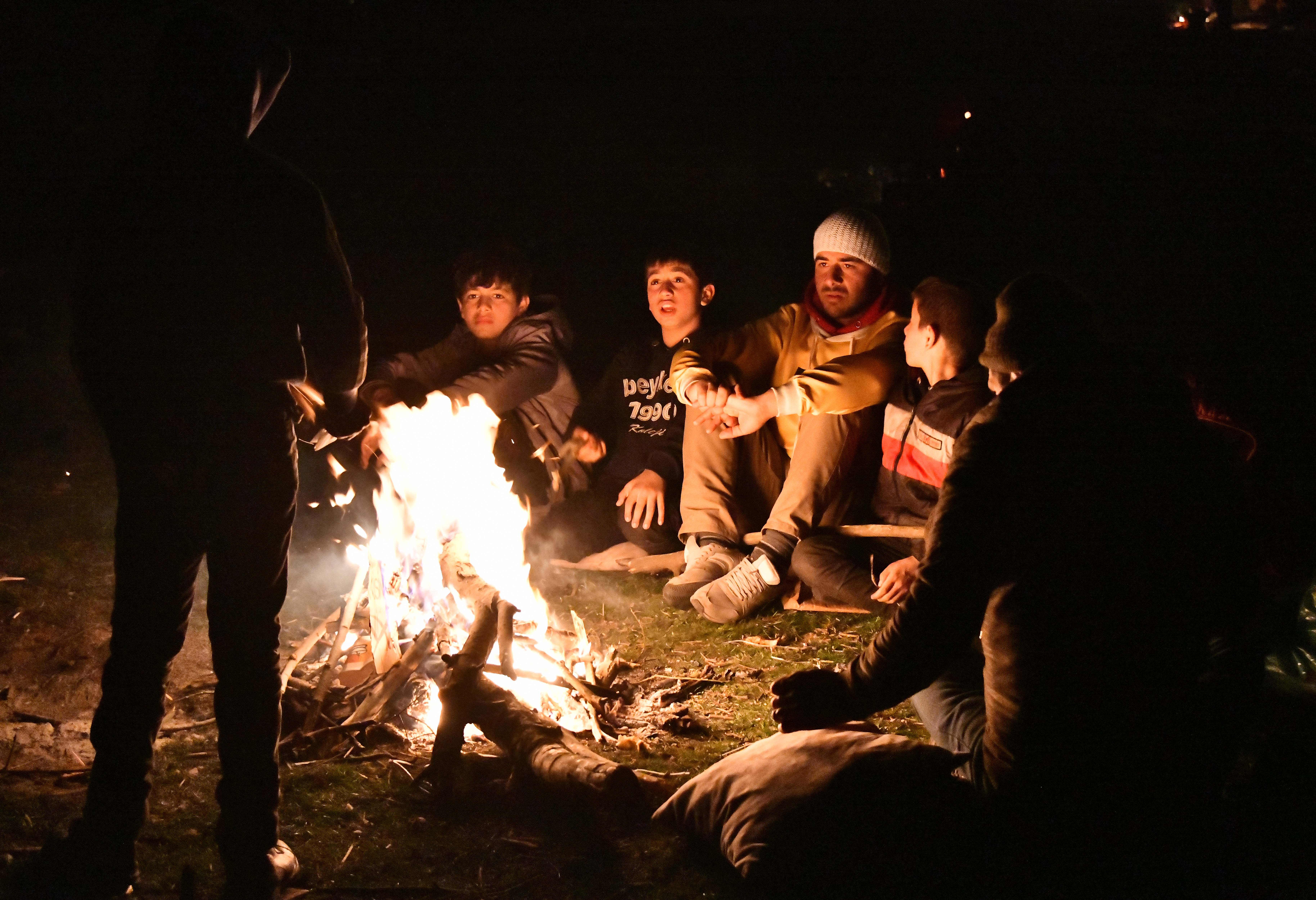 埃迪尔内省靠近希腊的边界地带,一些非法移民在户外点燃篝火取暖