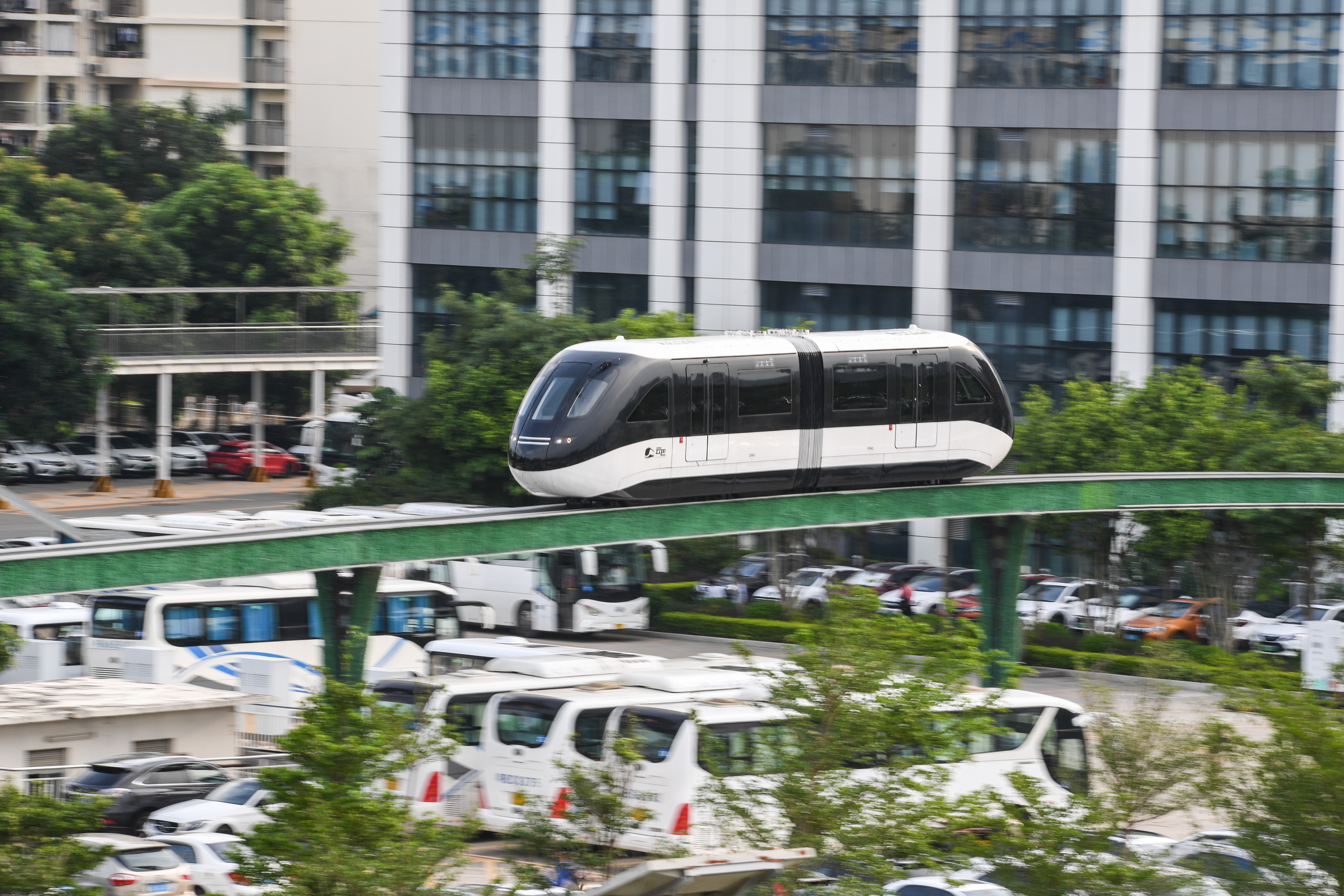 新能源车在路上穿梭,云轨从头顶疾驰而过……这是在广东深圳的坪山