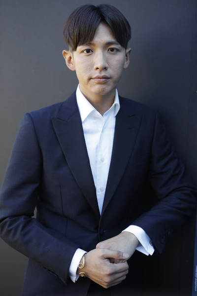 导演赵德胤新片《再见瓦城》亮相威尼斯电影节,主演柯震东黑西装亮相