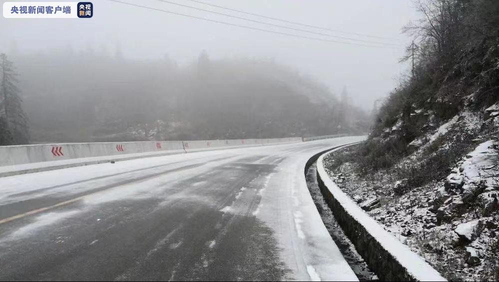 冻雨持续 贵州省内多条高速因路面凝冻临时交通管制