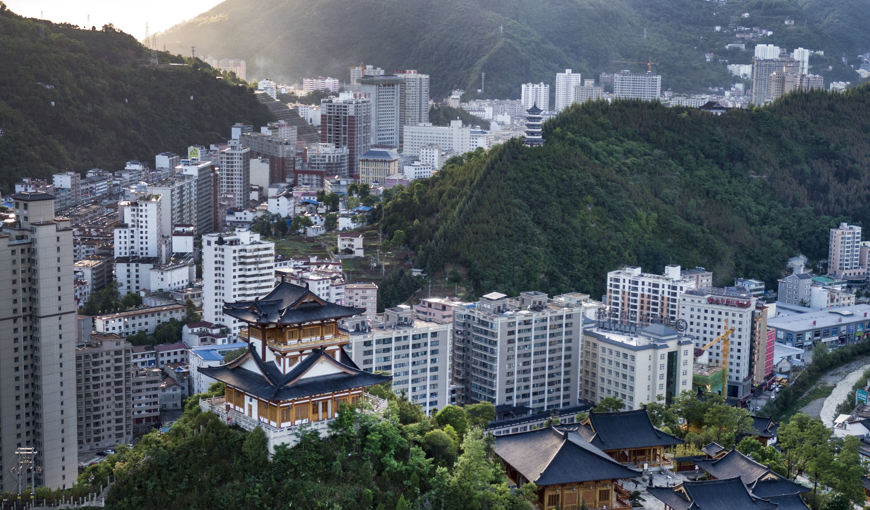 5月9日拍摄的镇安县城(无人机照片).