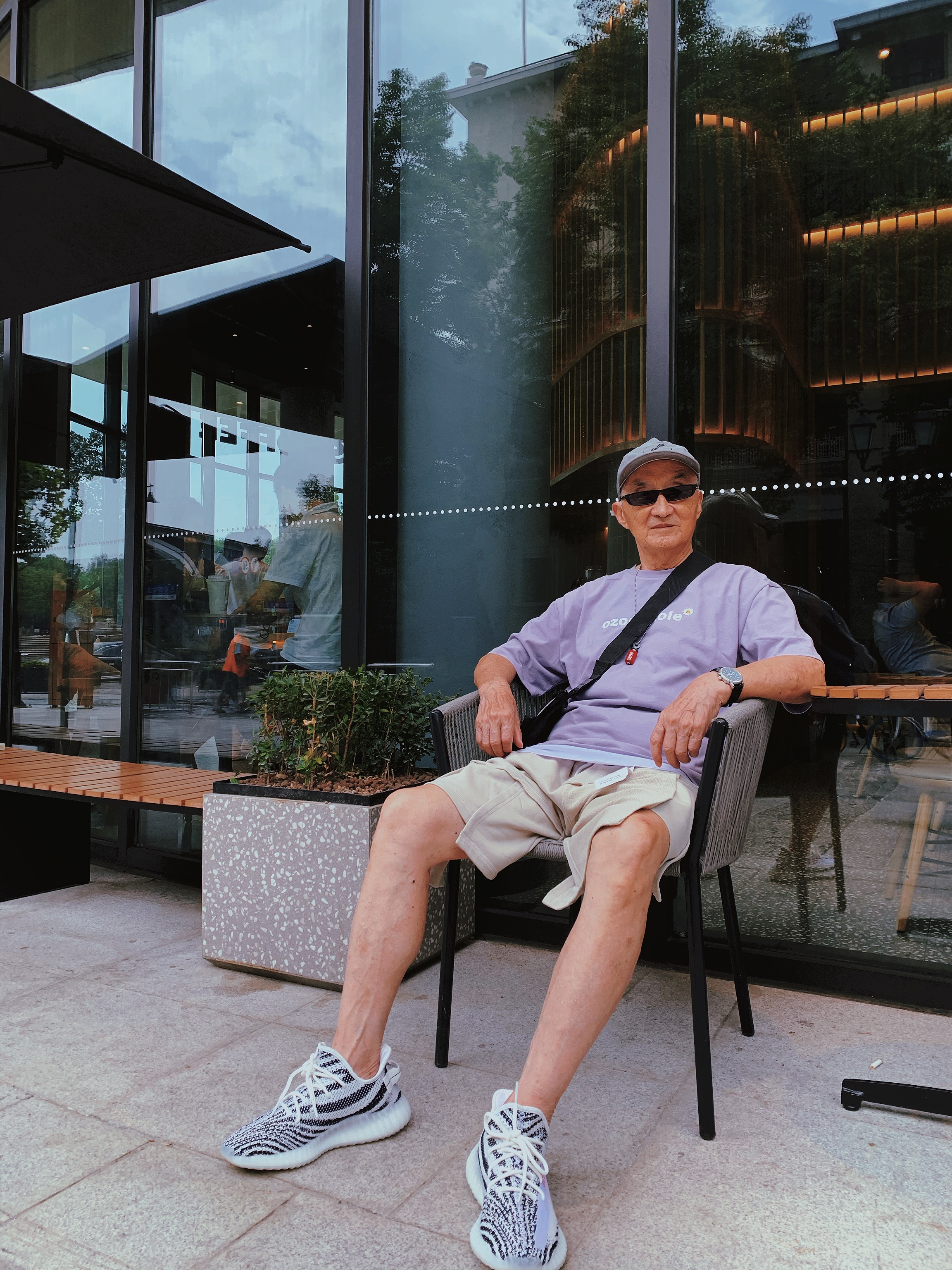 武汉83岁潮爷走红穿搭视频获赞超千万比年轻人还酷