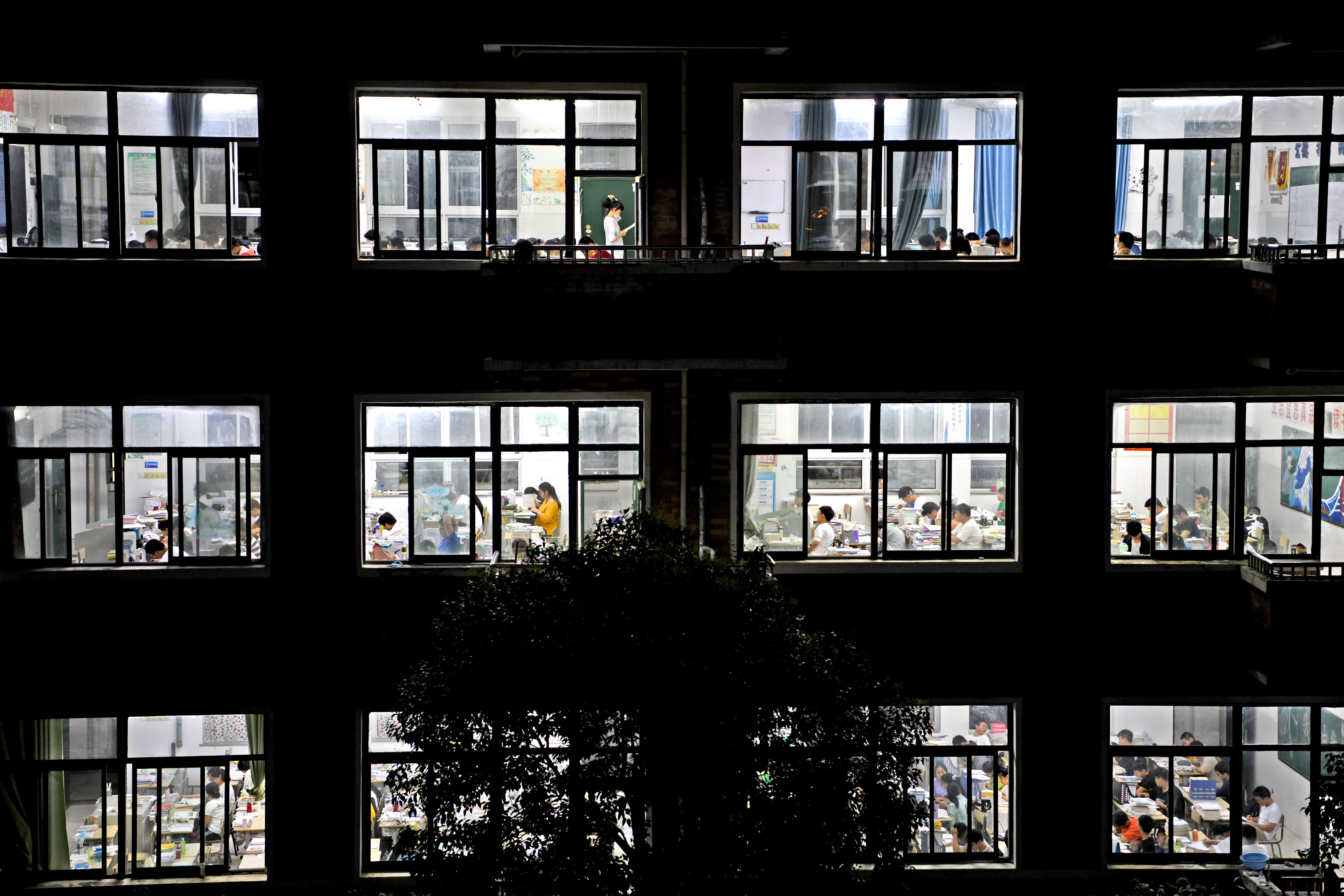 7月3日晚,安徽淮南二中高三学生在教室里完成高中阶段最后一堂晚自习