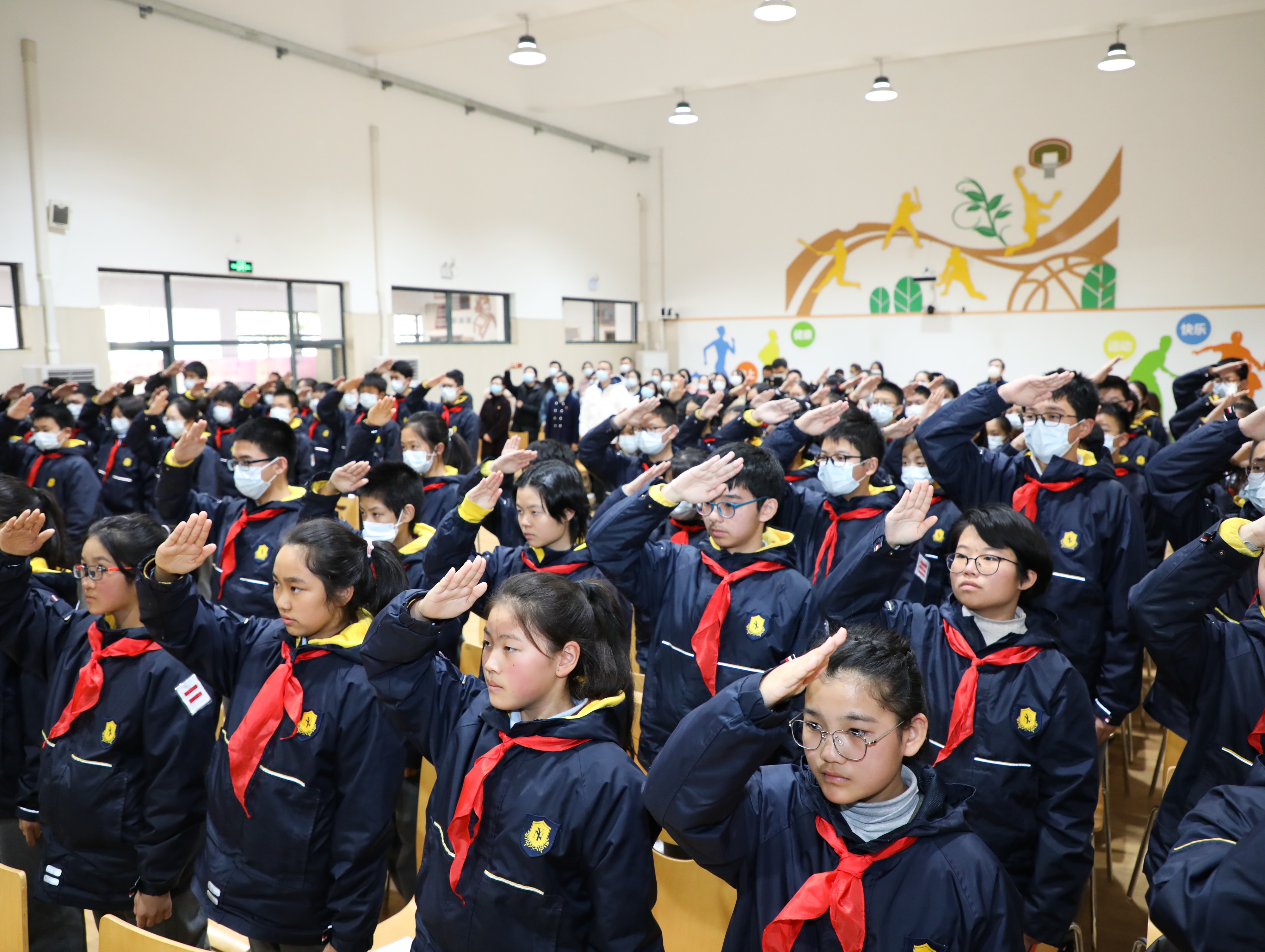 上海市园南中学学生们一睹革命文物真容更在这样的思政课堂上感悟红色