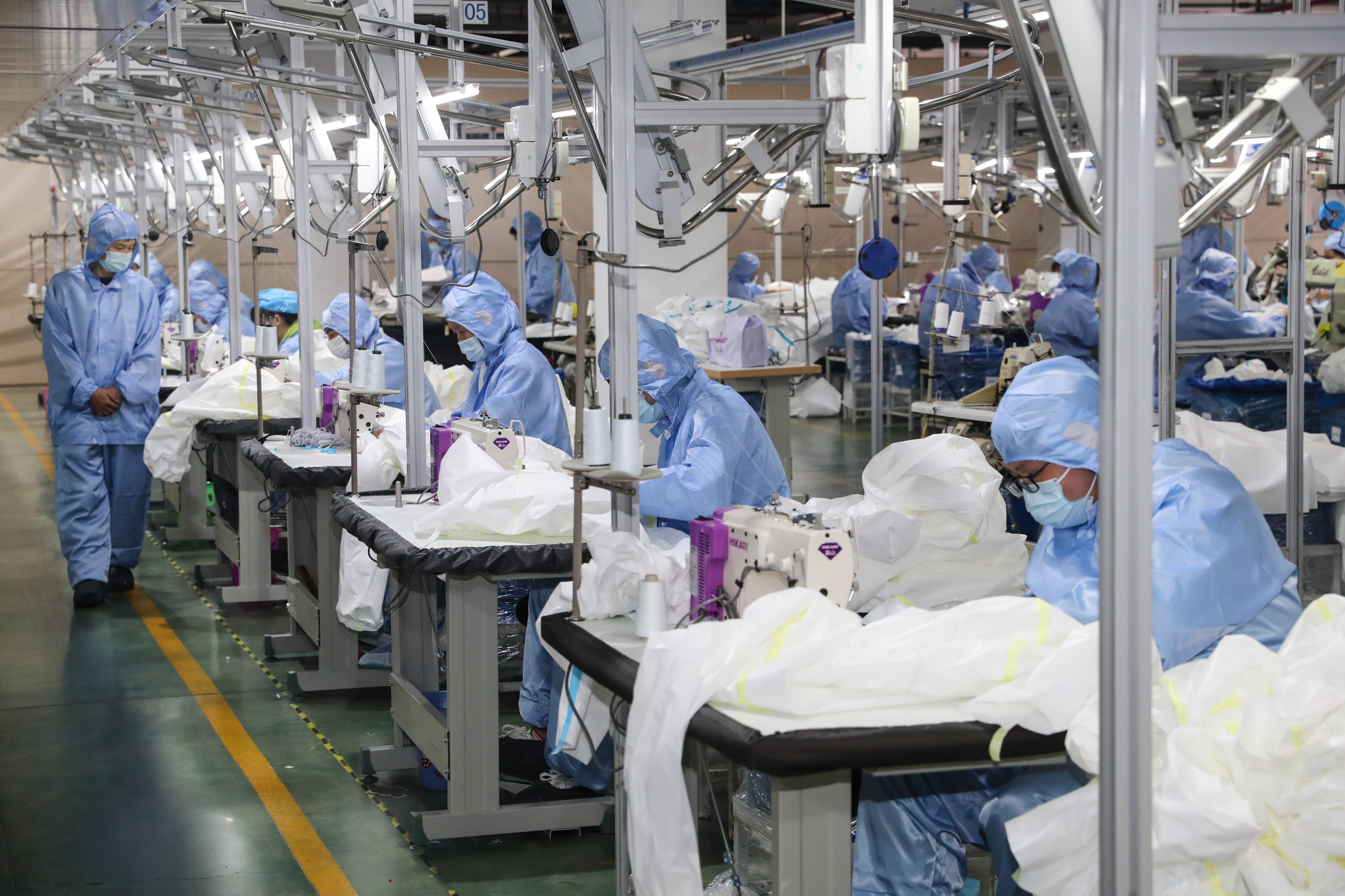 2月25日,生产车间内的工人们赶制防护服