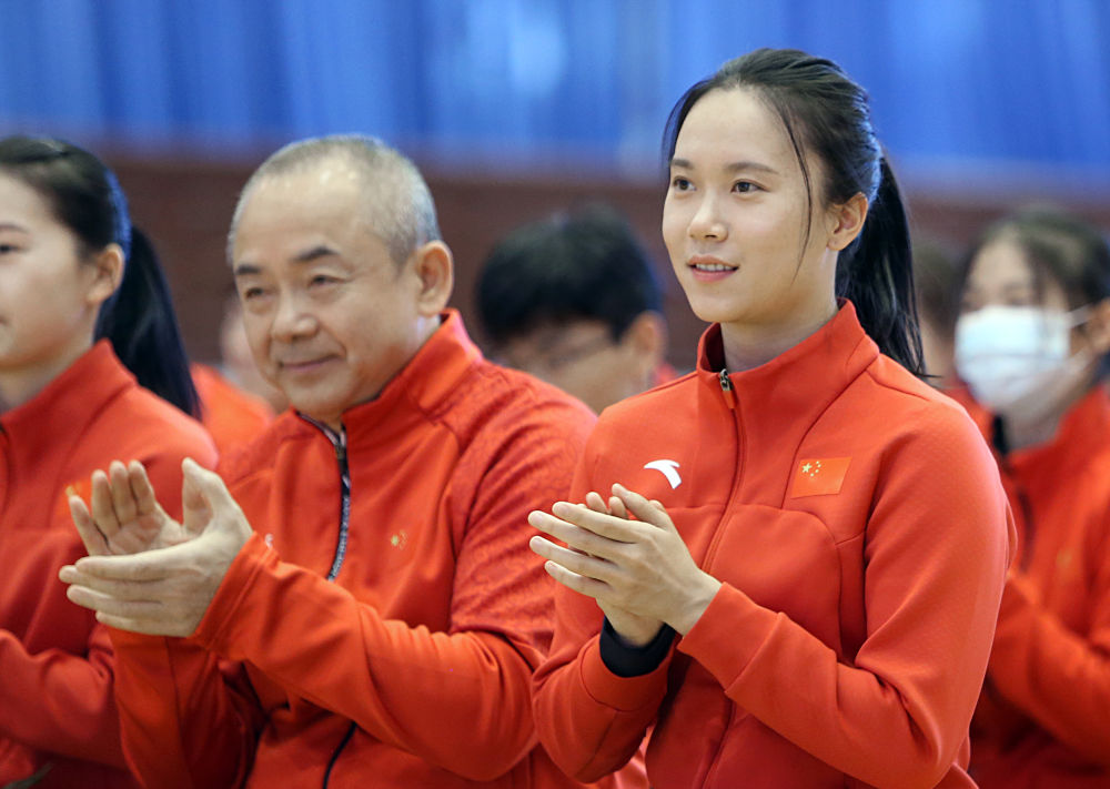 东京奥运会女子蹦床冠军朱雪莹(右)与教练蔡光亮在登榜仪式上.