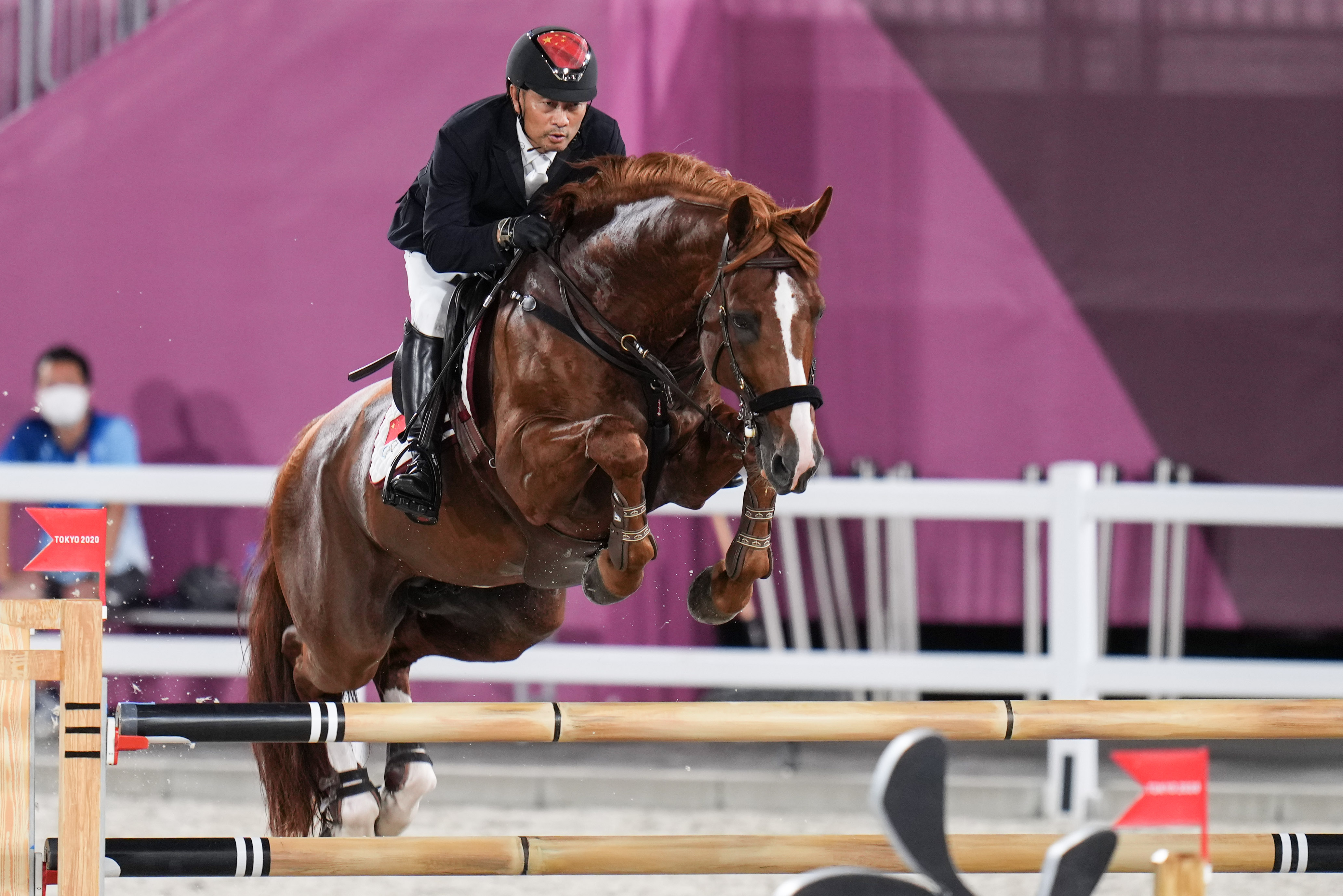 东京奥运会上阵父子兵记中国马术场地障碍团体赛选手李振强李耀锋