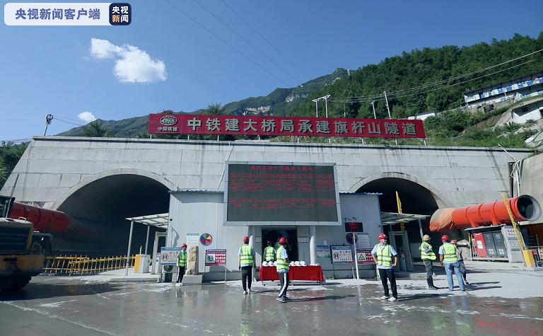 隧道中的不良地质博物馆城开高速公路旗杆山隧道今天实现贯通