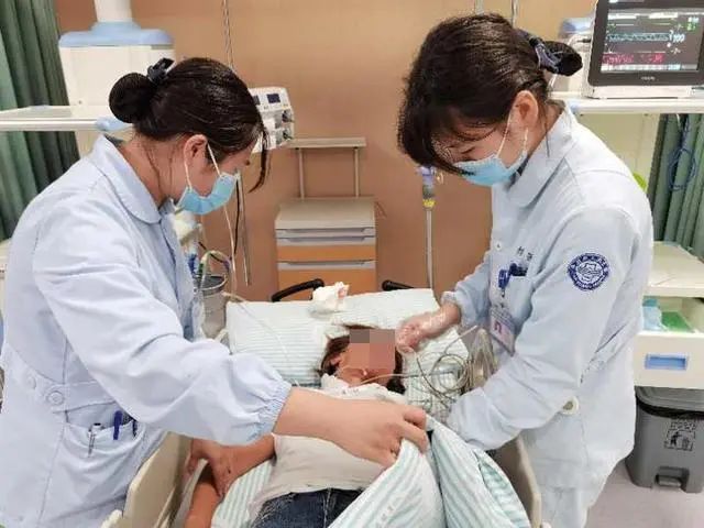 惊险!高铁上取行李,包内水杯突然滑落,结果