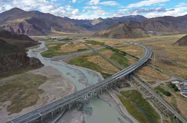 平均海拔超4500米这条高速全线通车