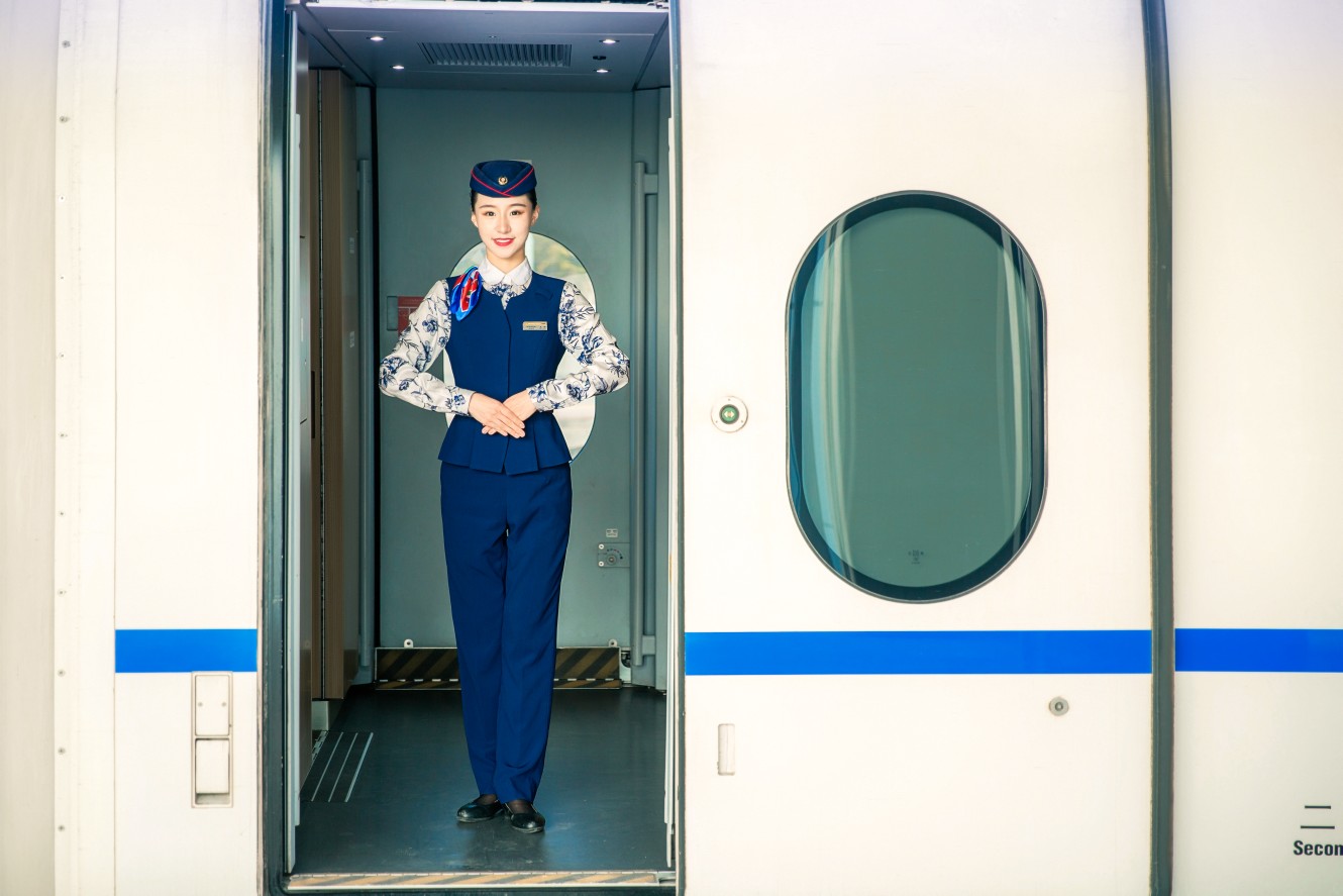 郑太高铁乘务员小姐姐为何个个青春靓丽、落落大方、服务周到? - 封面新闻