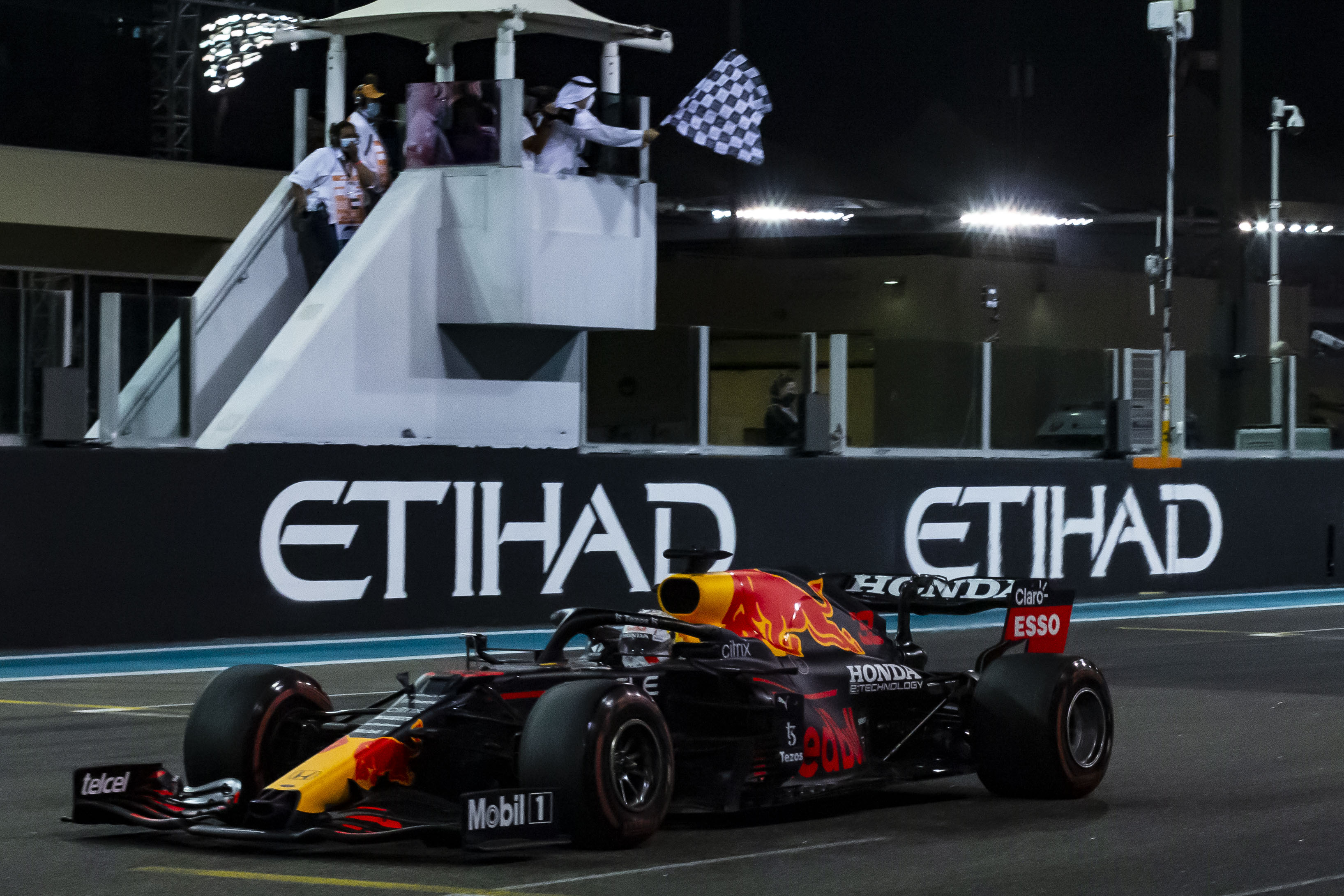 f1阿布扎比站维斯塔潘绝杀夺冠加冕职业生涯首个f1世界冠军