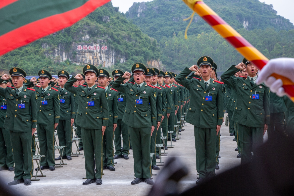 武警广西总队举行2021年秋季新兵授衔暨宣誓仪式