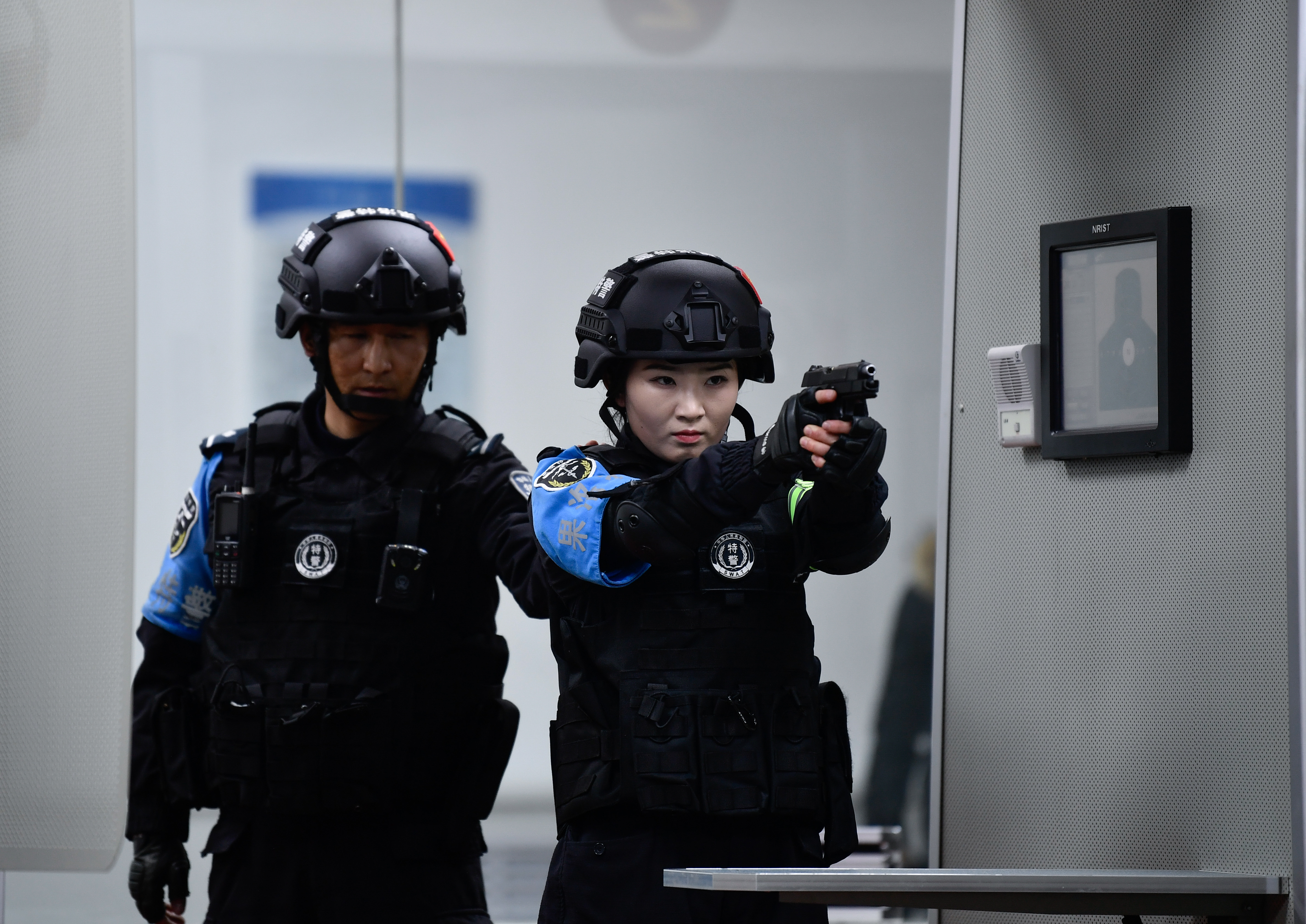 1月9日,青海省果洛藏族自治州公安局特警支队直属女子中队的队员在