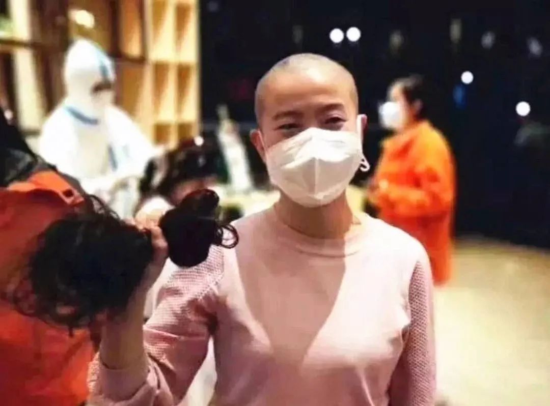 剃光头火遍全网的她回武汉了!现在的样子