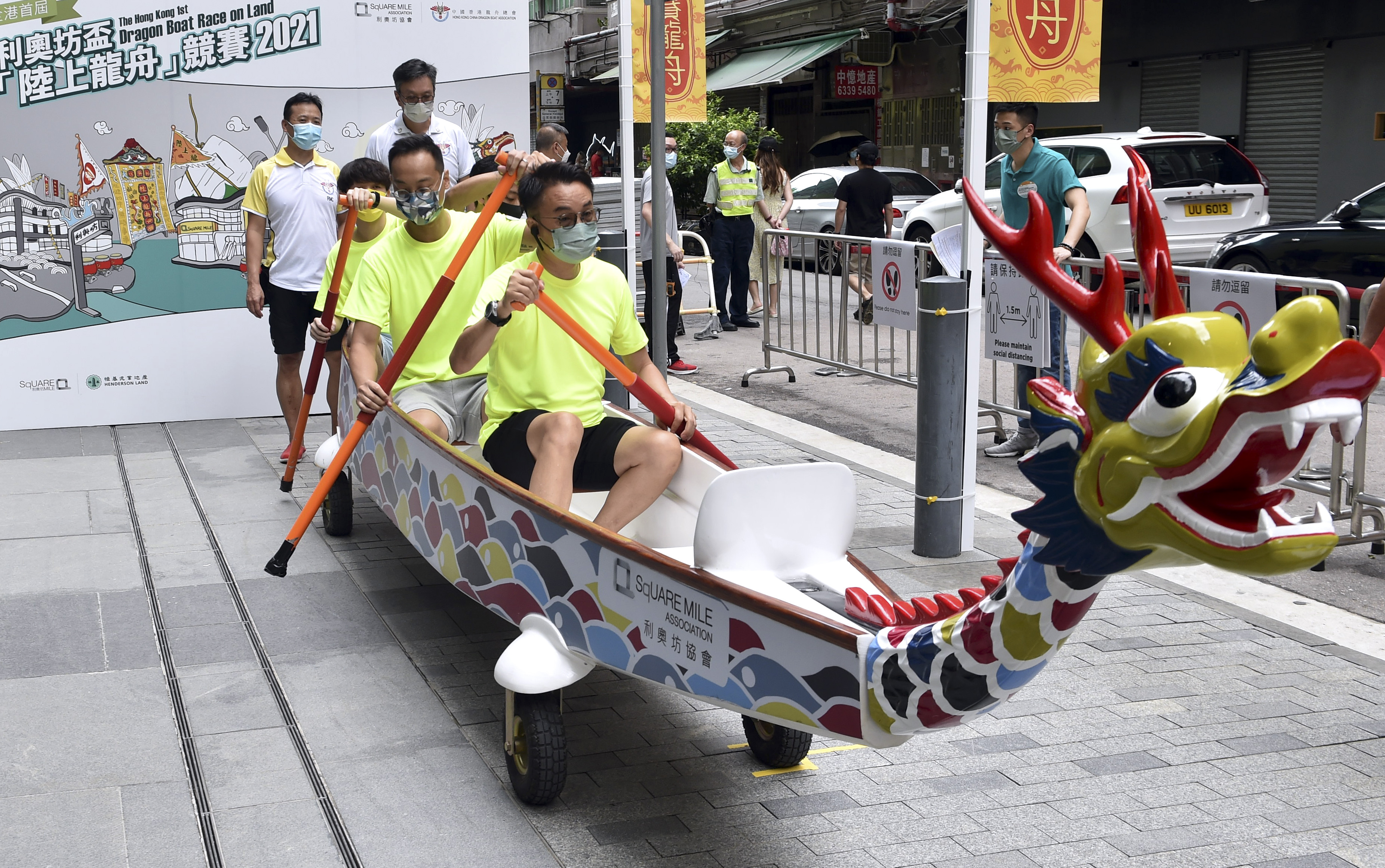 香港举办陆上龙舟赛展现你撑我我撑你龙舟精神