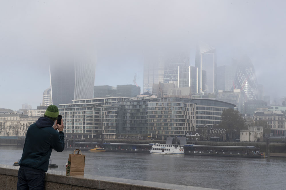 雾都伦敦开始实施大范围禁足措施