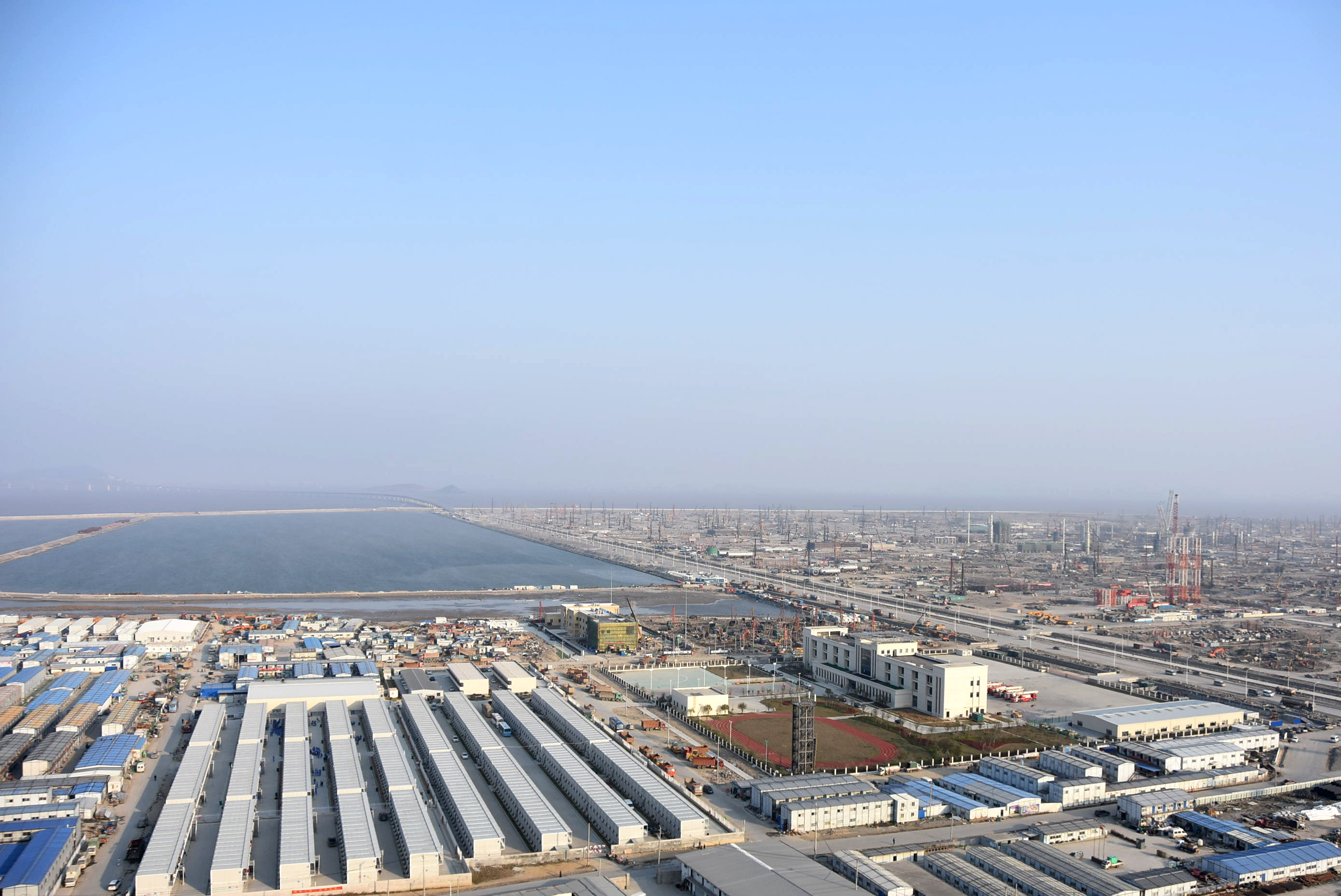 东海小岛崛起绿色石化"超级工厂"