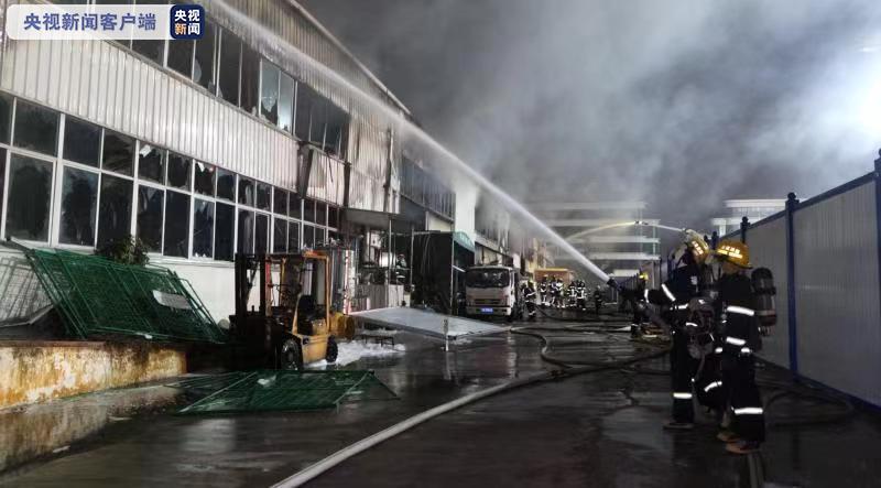 厦门同安一工厂发生火灾并伴有爆炸目前明火已被扑灭无人员伤亡