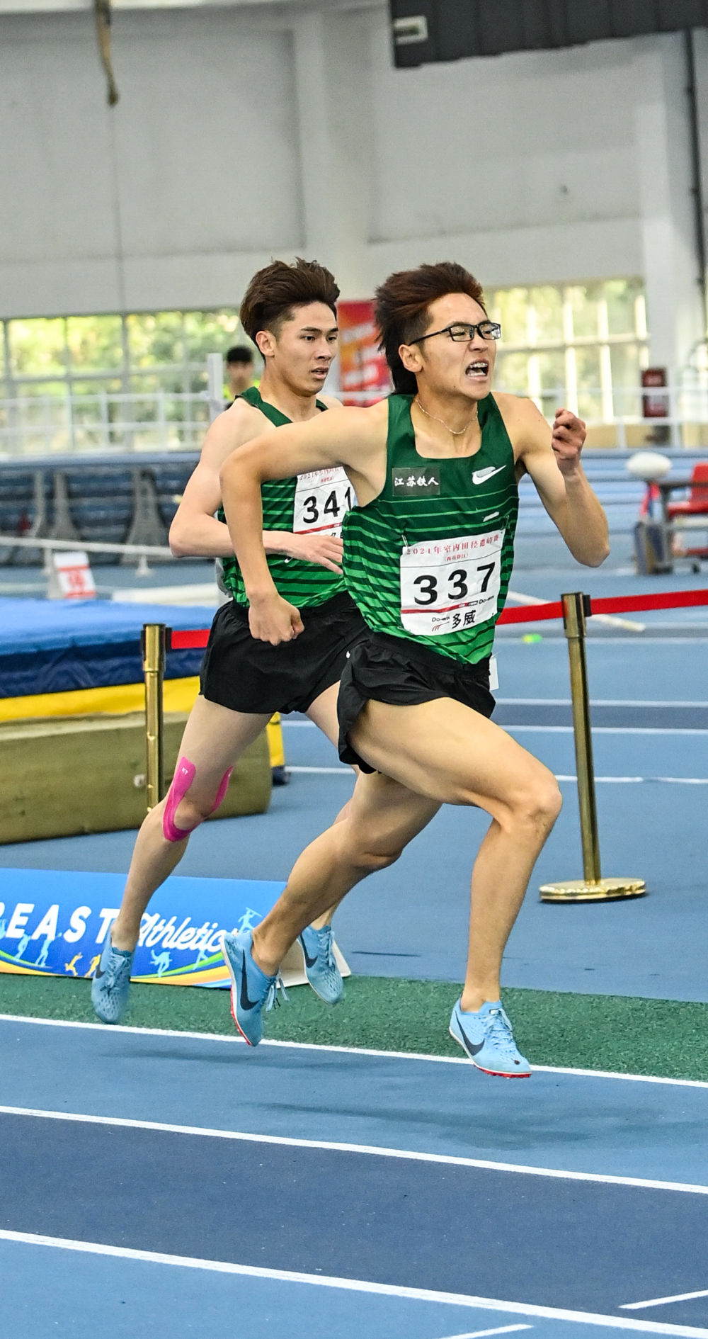 新华社记者 王曦 摄当日,在四川省成都市举行的2021室内田径邀请赛