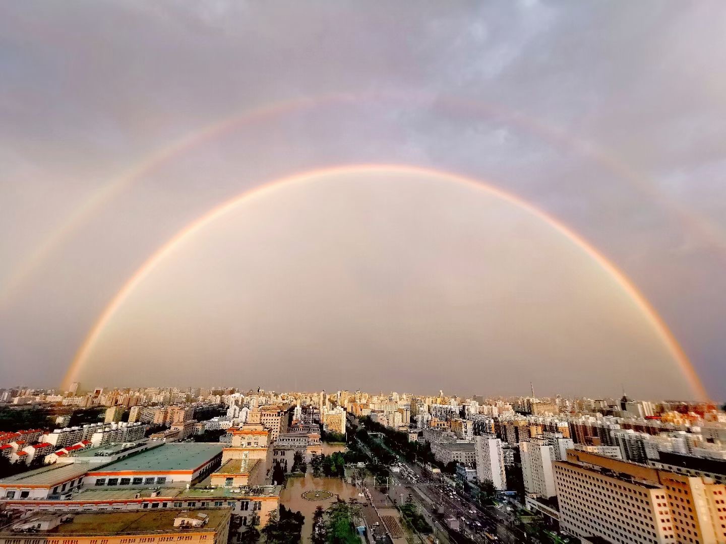 斯人若彩虹遇上方知有北京天空双彩虹刷屏