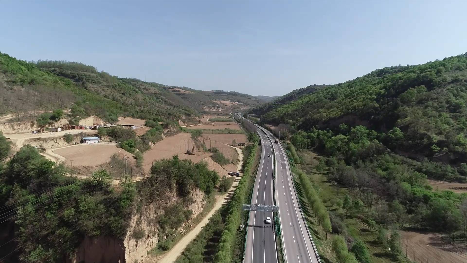 沿着高速看中国延西高速南泥湾好风光要让游客看得见