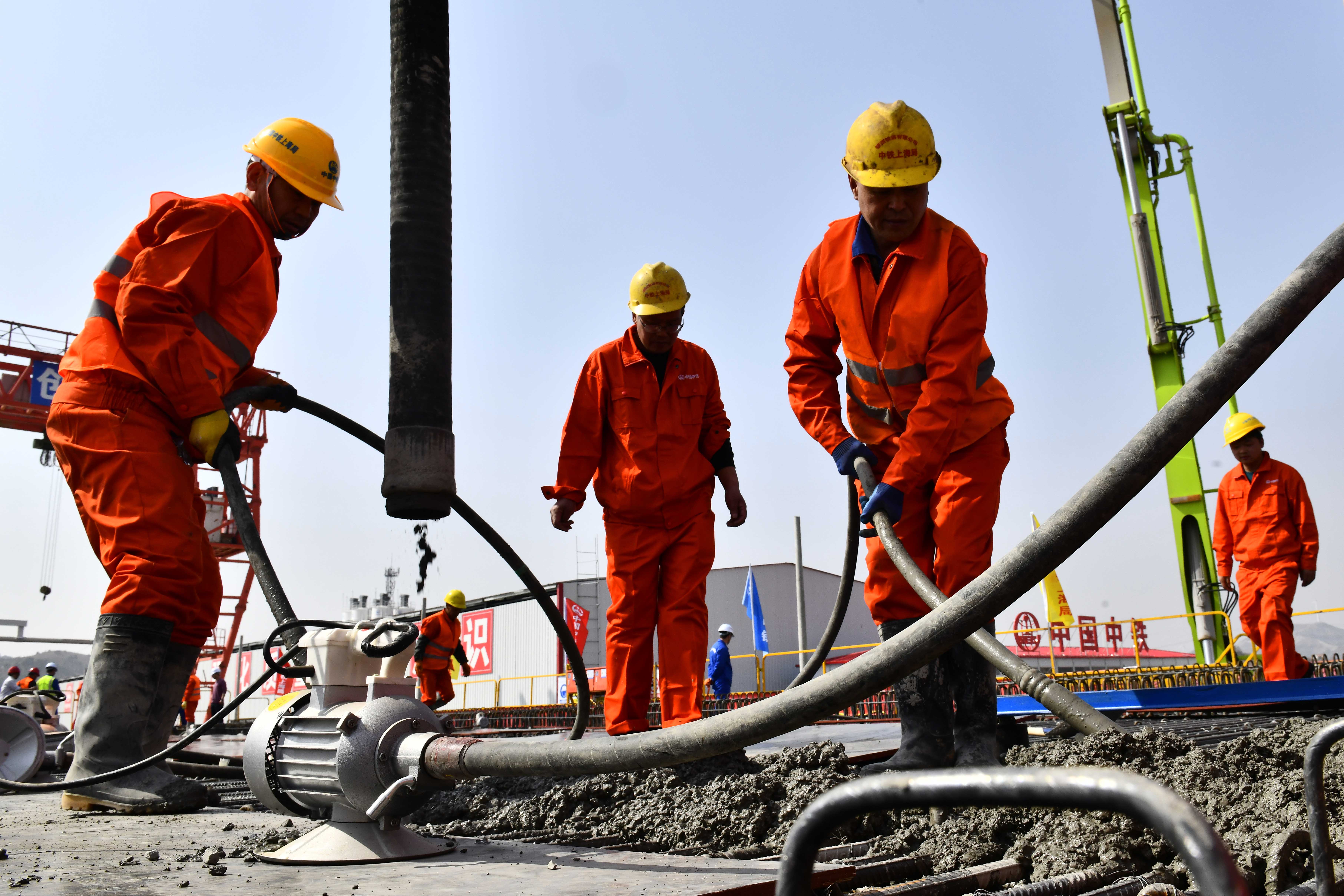 3月24日,在潍(坊)烟(台)高铁福山制梁场,中铁上海局的工人进行箱梁