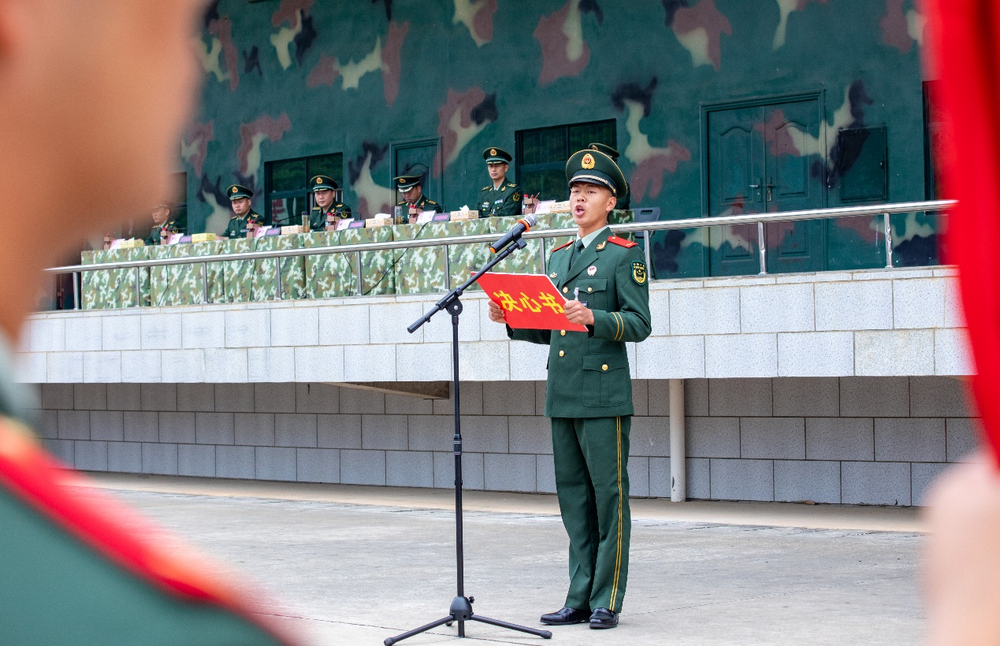 武警广西总队举行2021年秋季新兵授衔暨宣誓仪式