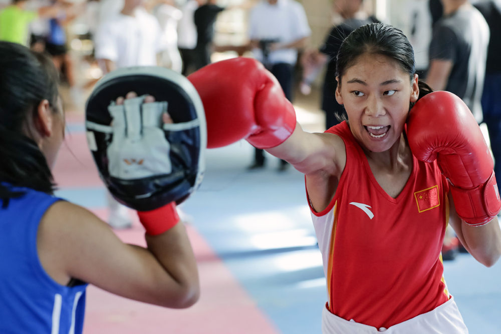 图为9月7日,在四川省凉山彝族自治州冕宁县泸沽中学,女拳击队员们在