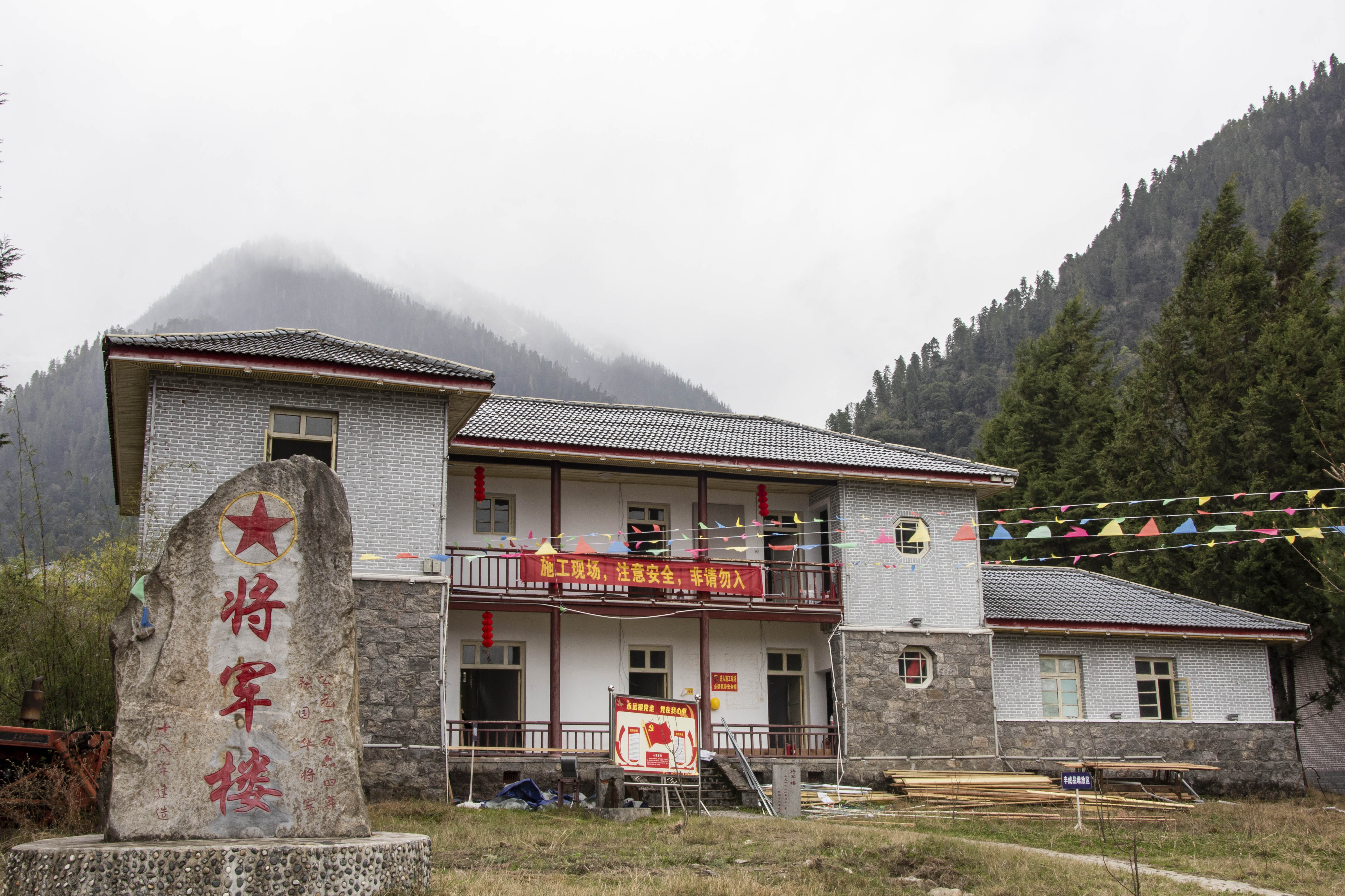 3年后,波恩所在的茶叶生产连队划归易贡乡人民政府管辖,他后来成长为