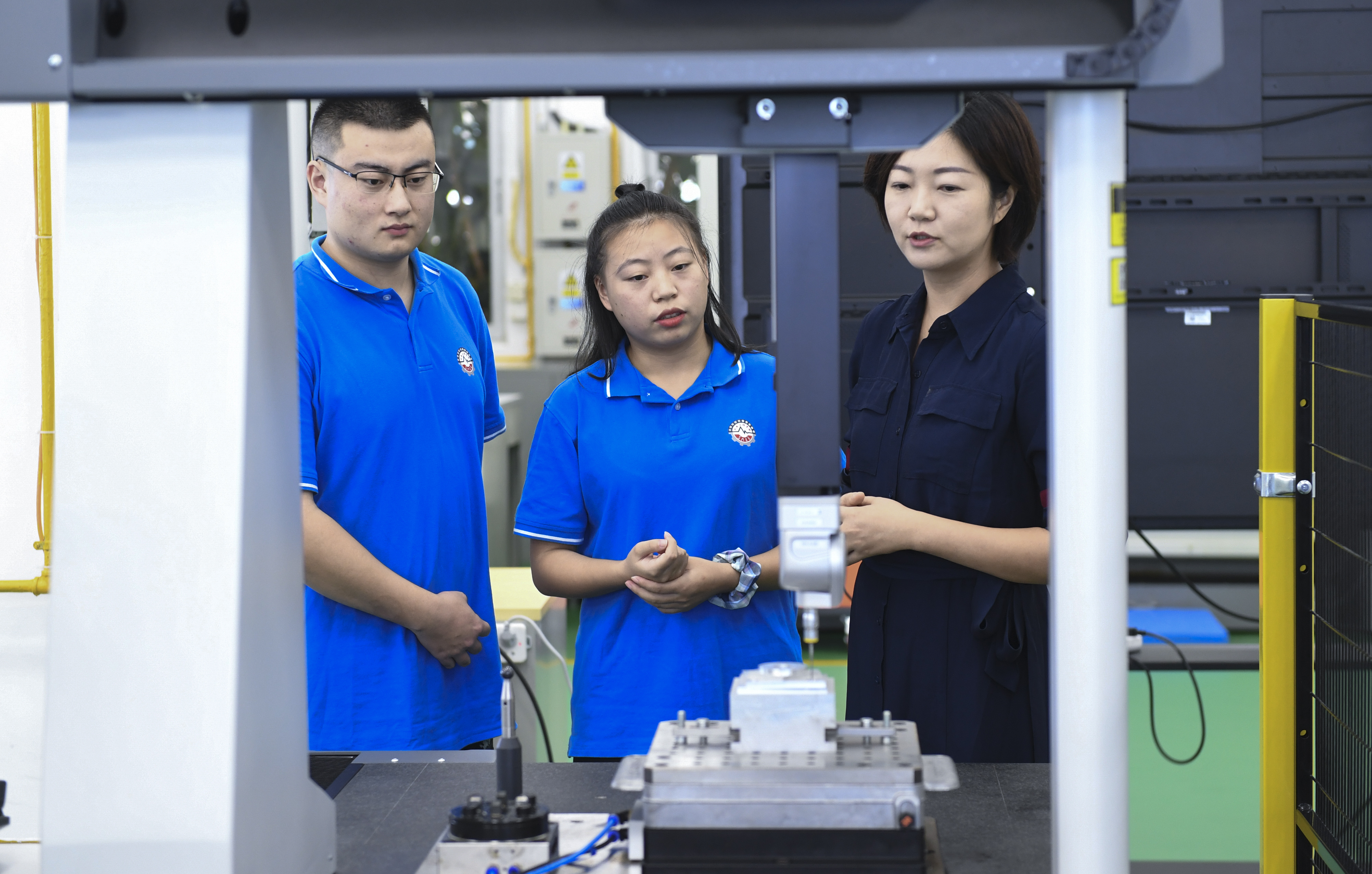 2021年10月14日,在深圳职业技术学院,20岁的学生唐雪梅(中)学习机电